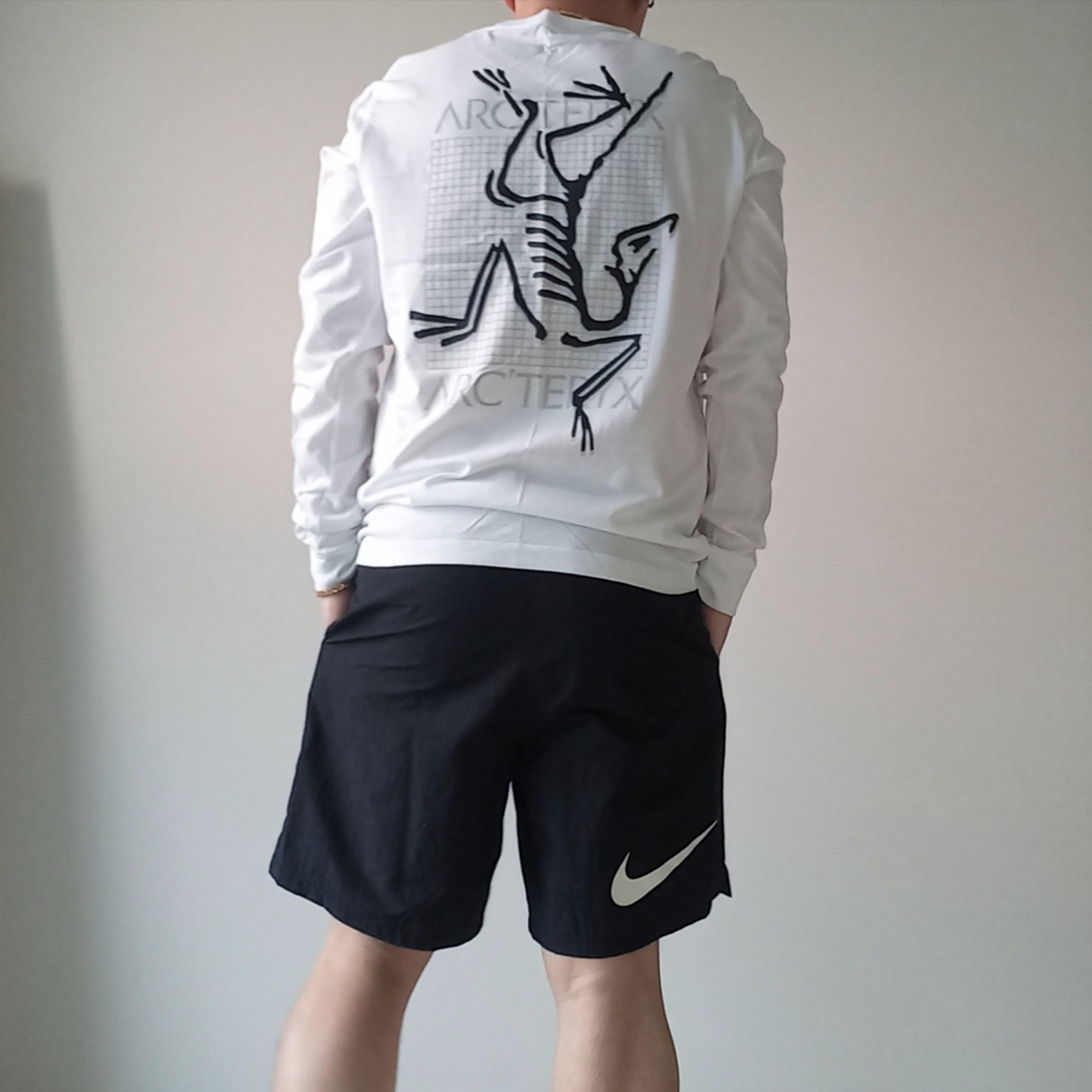 Arc'teryx Arc'Multi Bird Logo LS T-Shirt White Light, Nike x Stussy Shorts Black (FJ9167-010) 착용 스타일 - 5