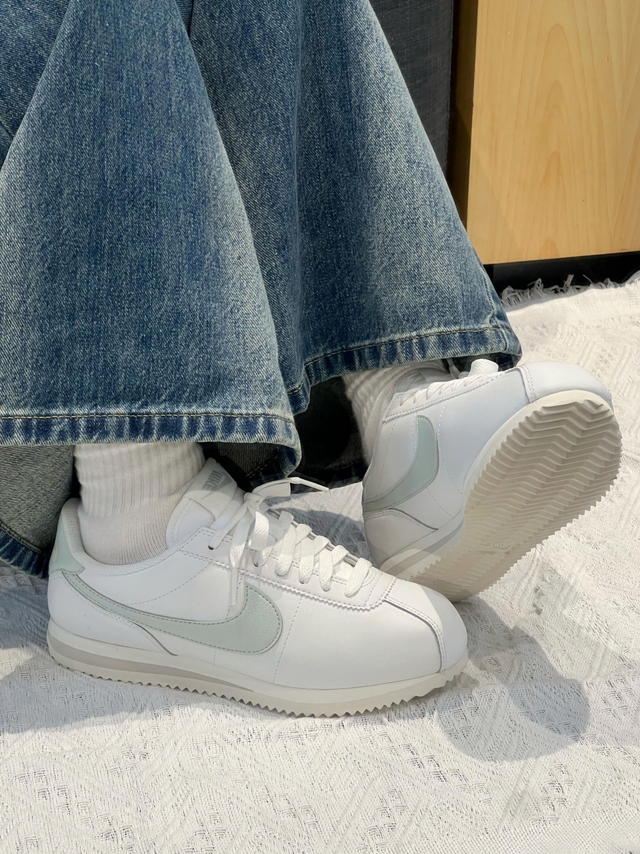 (W) Nike Cortez Leather Summit White Light Silver 착용 스타일