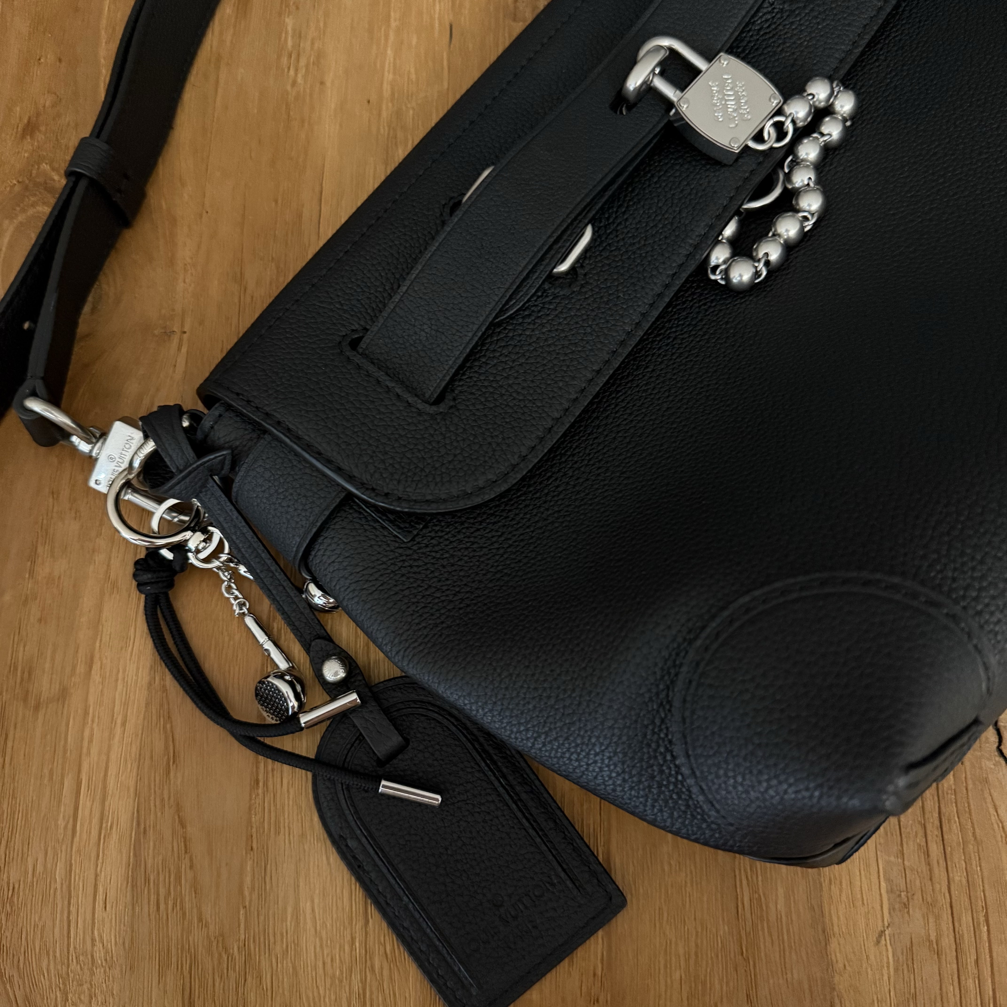 Louis Vuitton Steamer Crossbody Black 착용 스타일