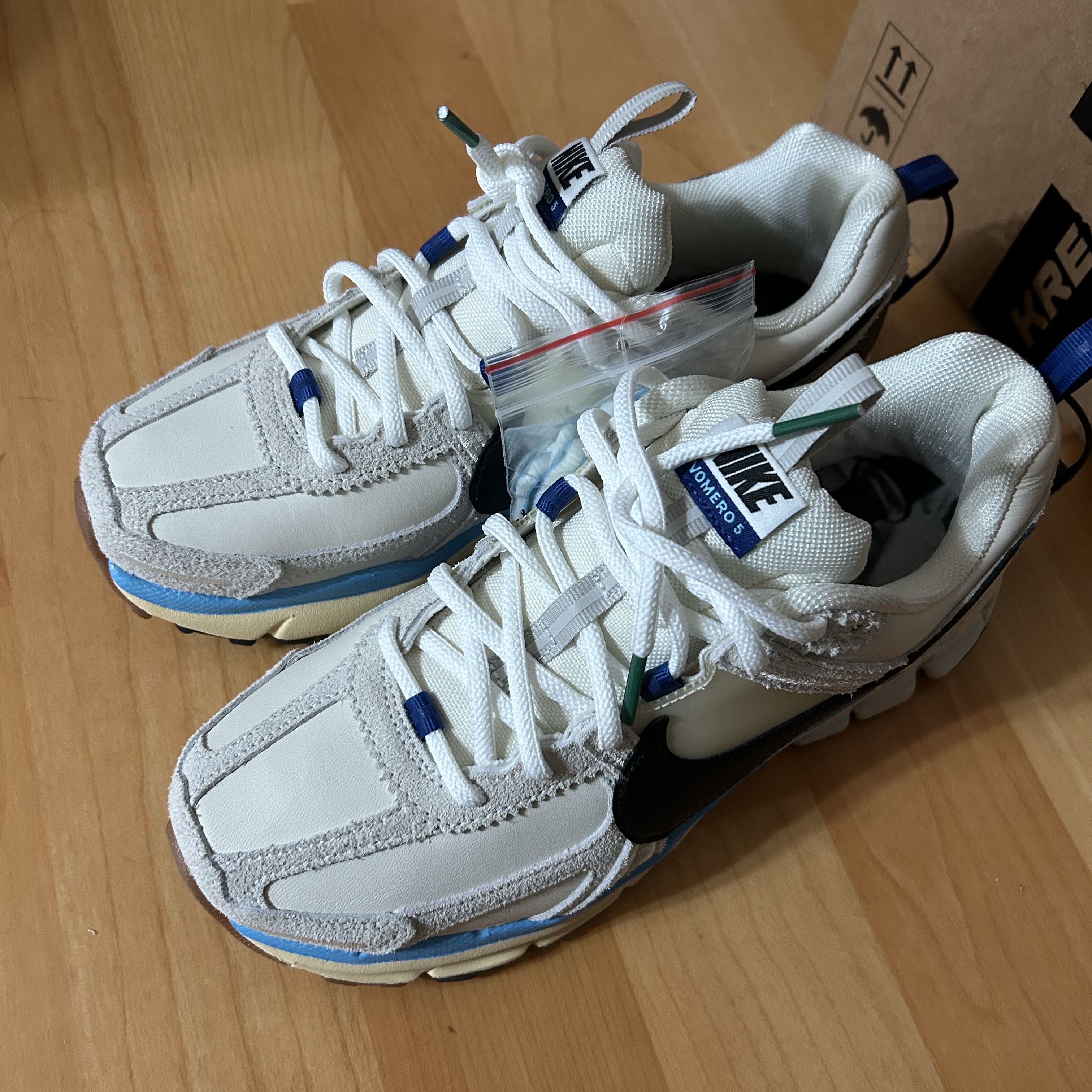 (W) Nike Zoom Vomero 5 PRM Designed by Japan 착용 스타일