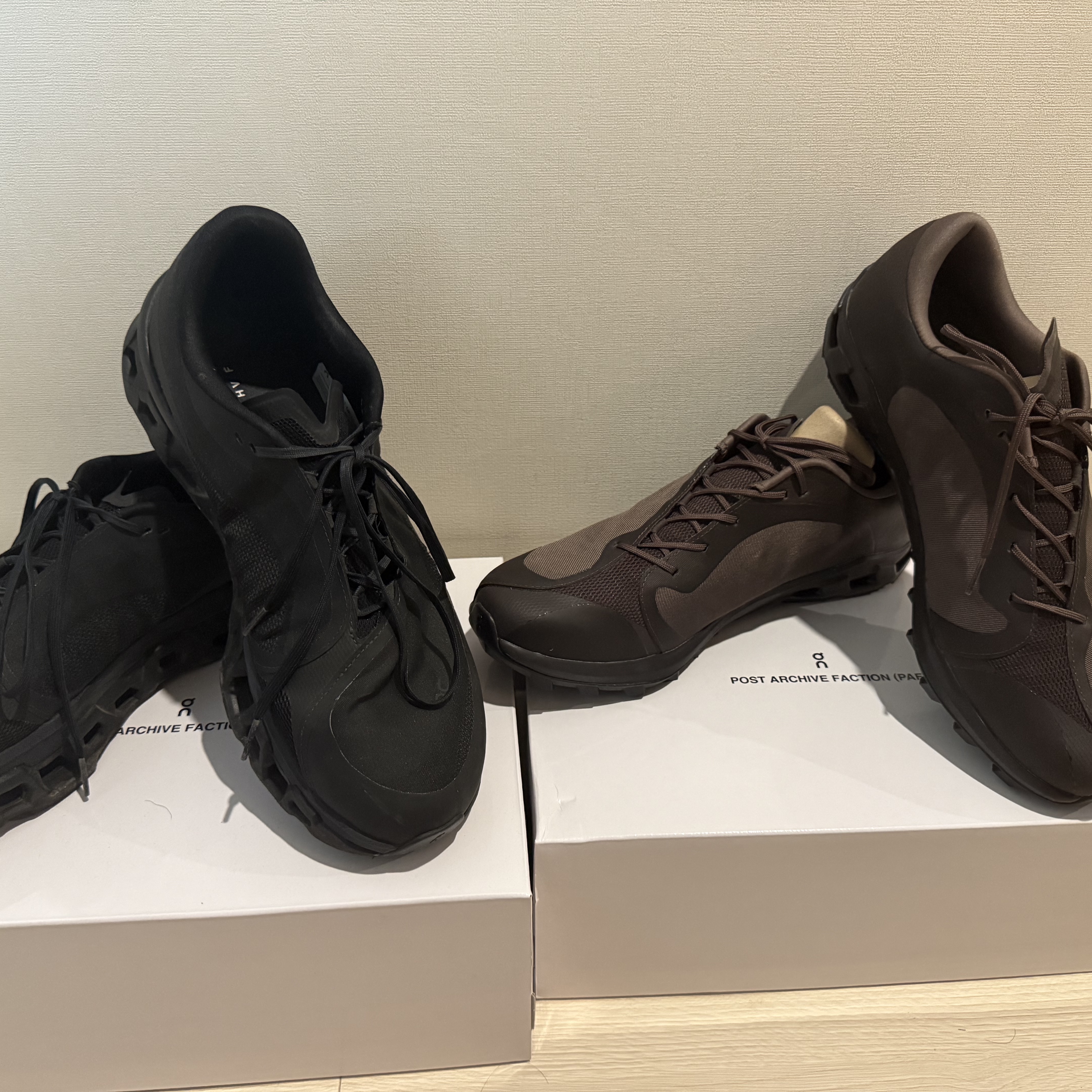 On Running x Post Archive Faction (Paf) Cloudventure Peak Cacao Espresso, On Running x Post Archive Faction (Paf) Cloudmonster 2 Black Magnet 착용 스타일 - 1