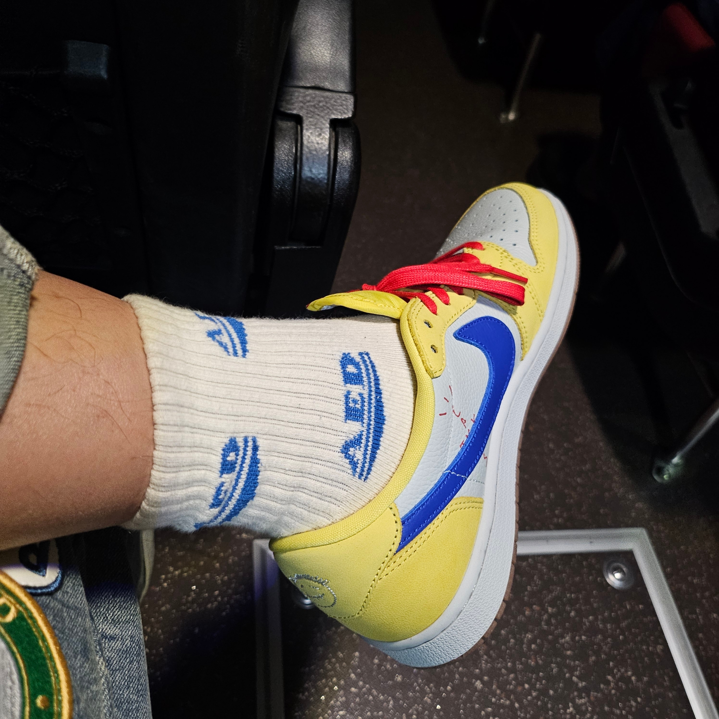 (W) Jordan 1 x Travis Scott Retro Low OG SP Canary 착용 스타일