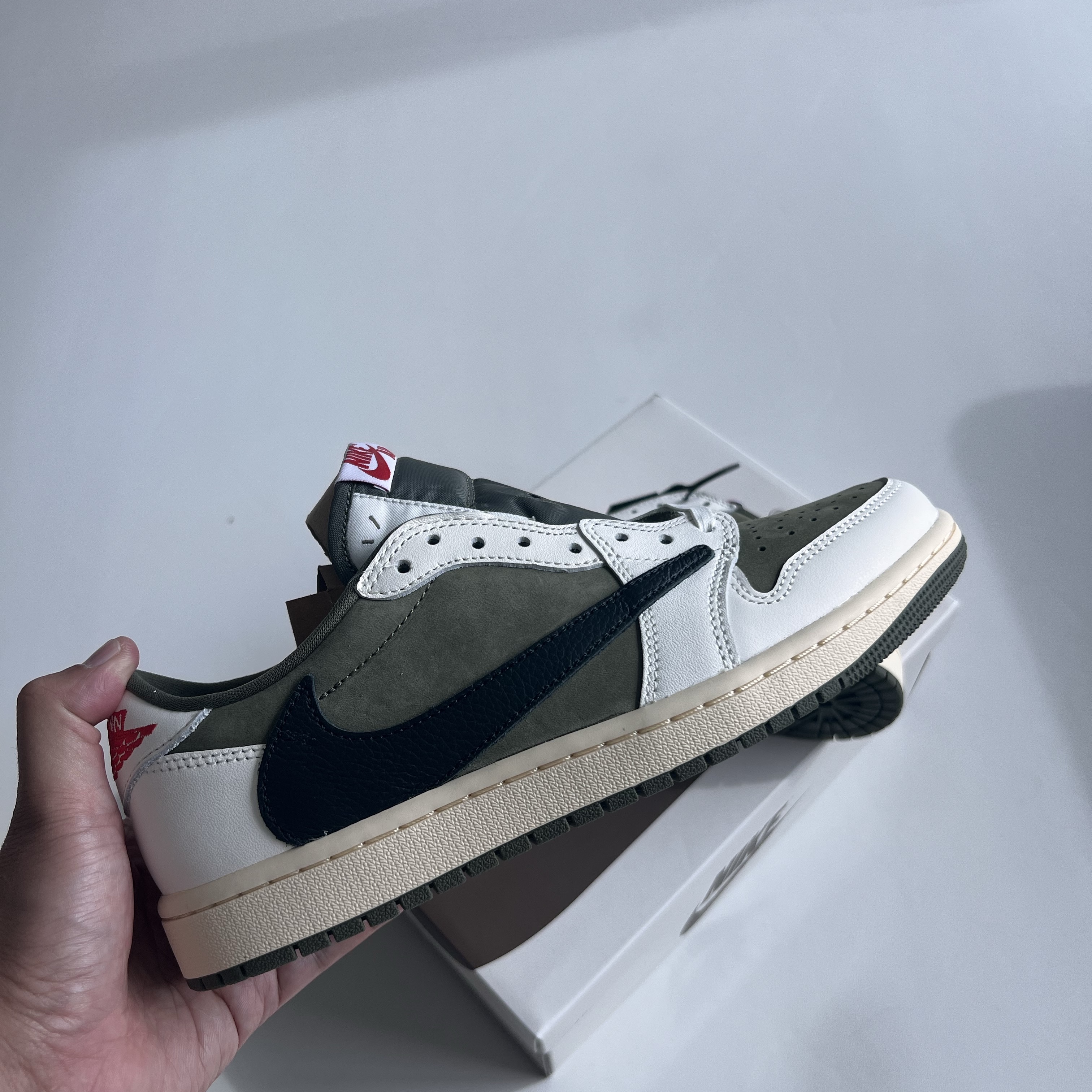 Jordan 1 x Travis Scott Retro Low OG SP Reverse Olive 착용 스타일