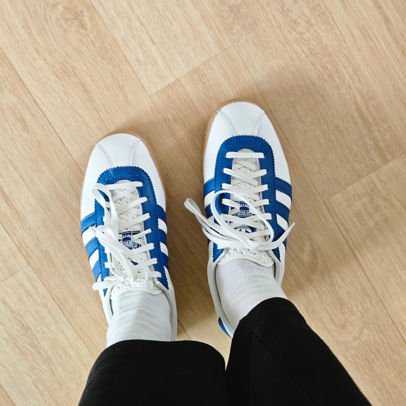 Adidas London Core White Dark Marine 착용 스타일 - 2