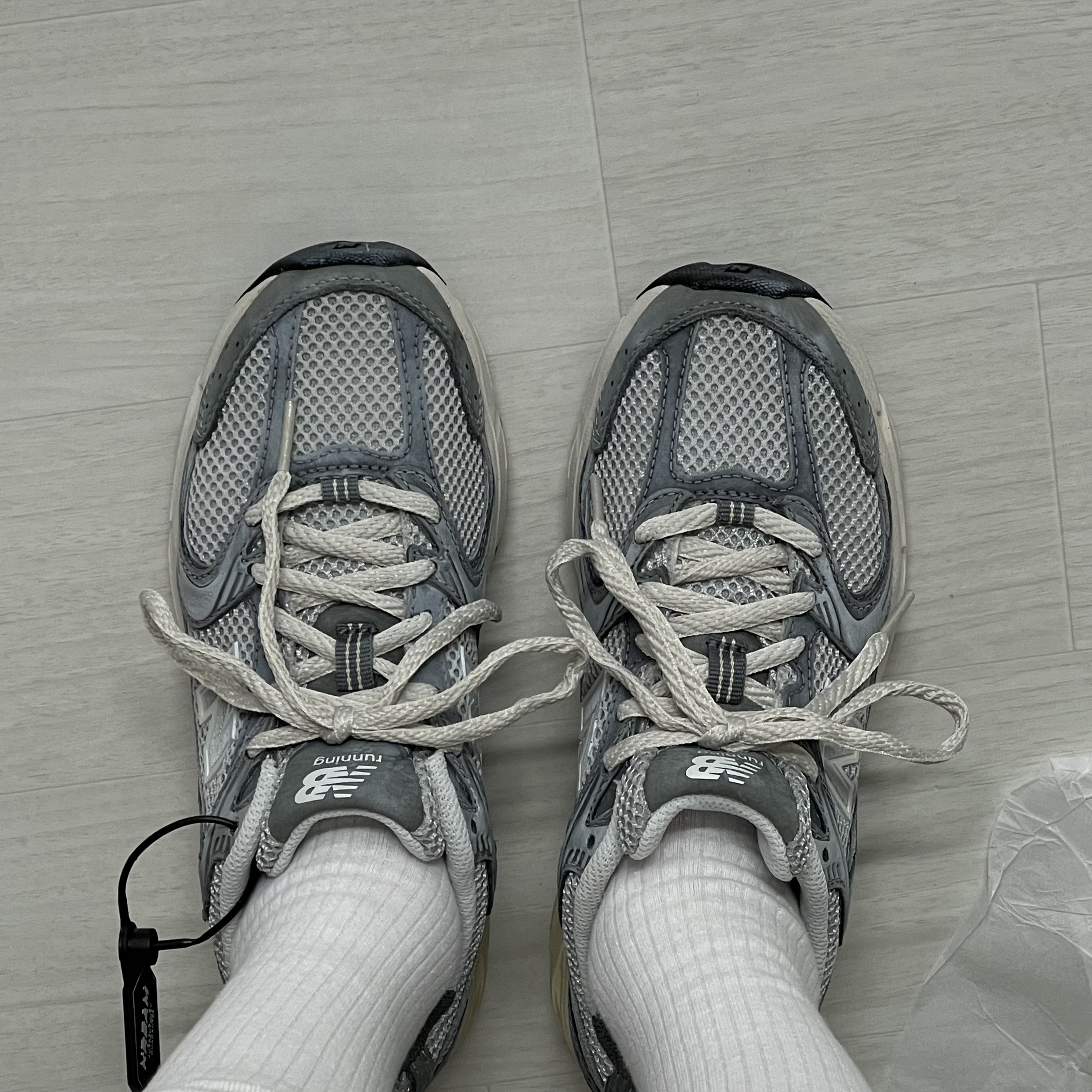 New Balance 530 Premium Vintage Grey Matter 착용 스타일 - 2