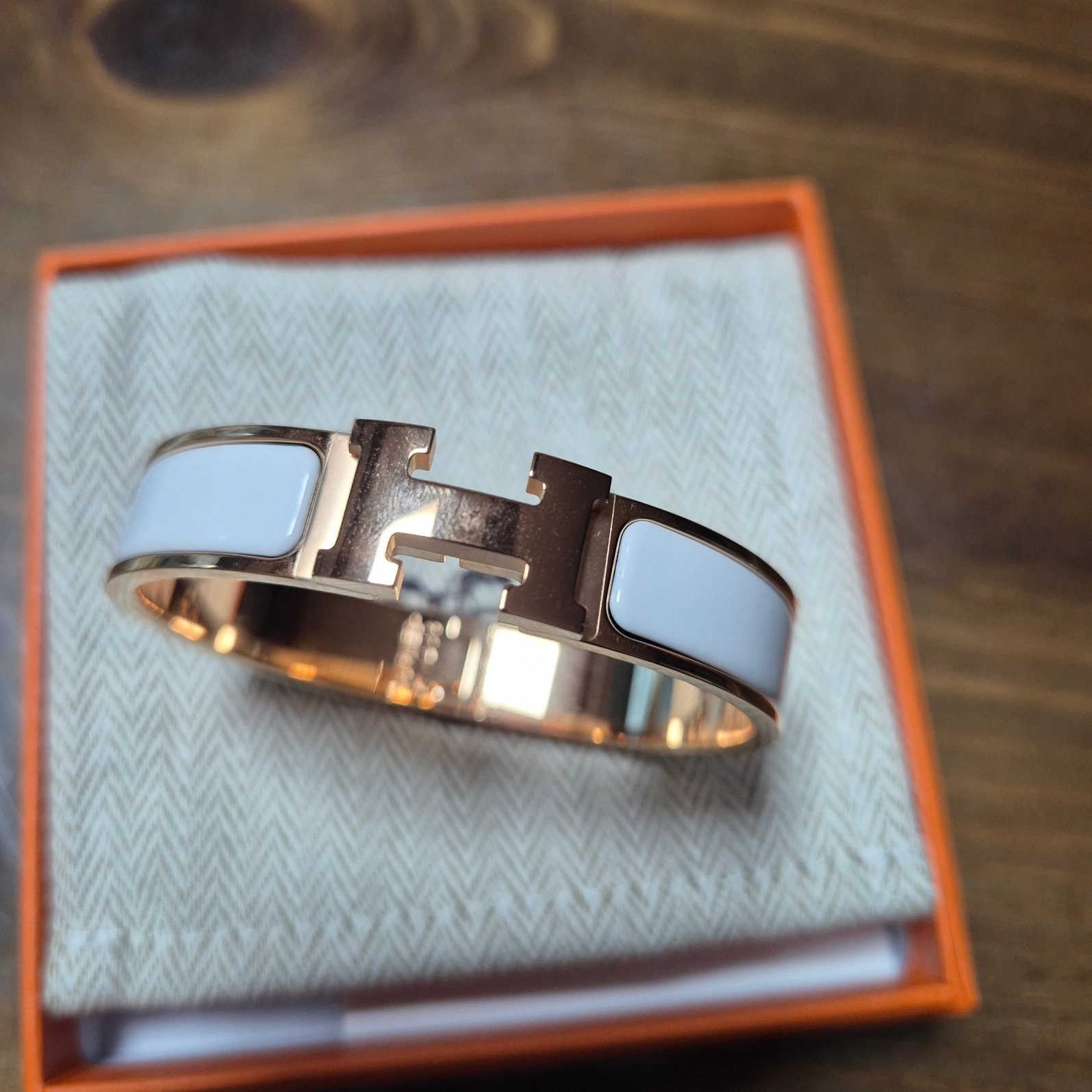 (W) Hermes Clic H Bracelet Rose Gold & Blanc 착용 스타일