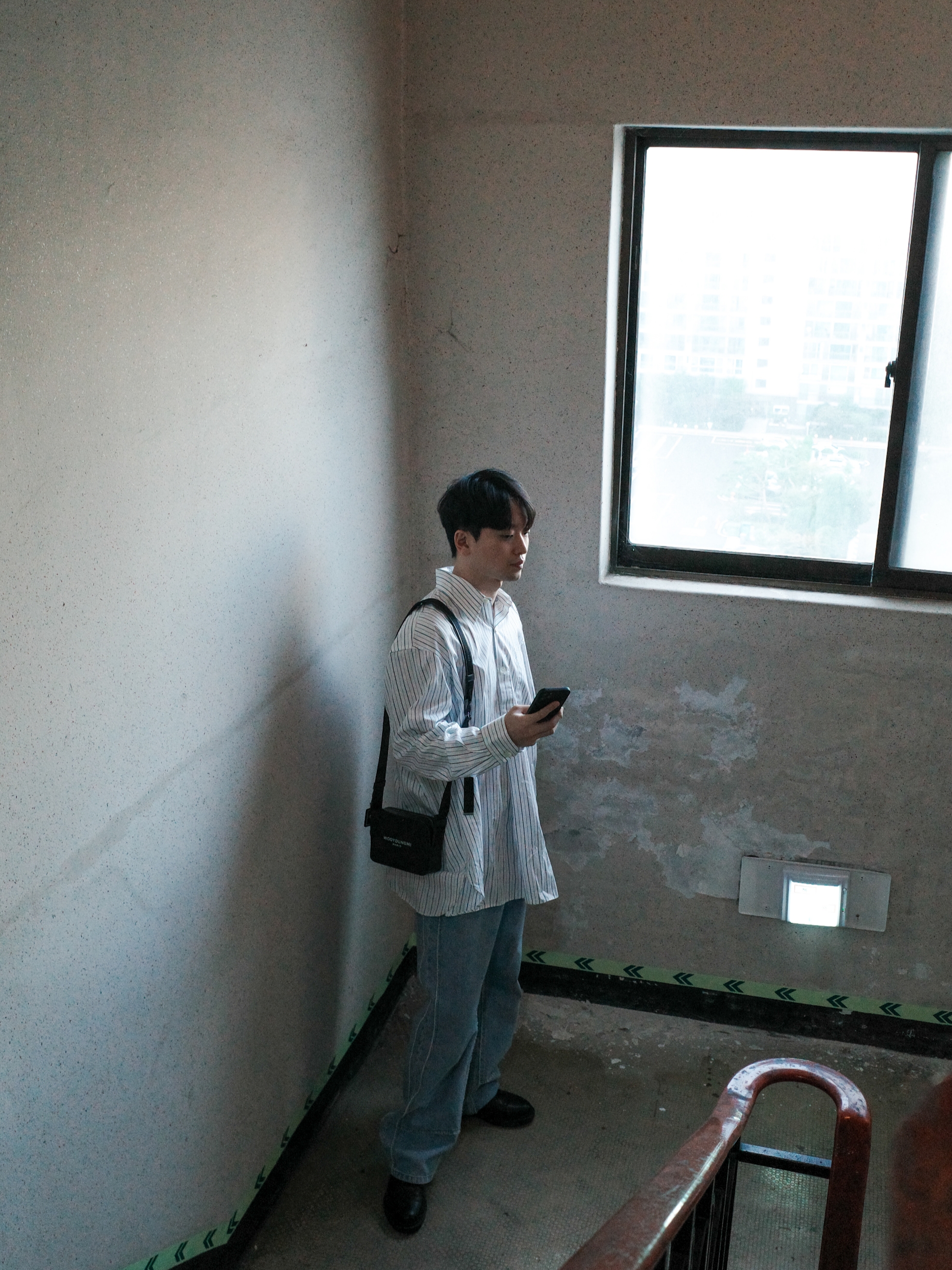 Our Legacy Popover Shirt Olympic White Stripe, Wooyoungmi Square Mini Bag Black 착용 스타일 - 2