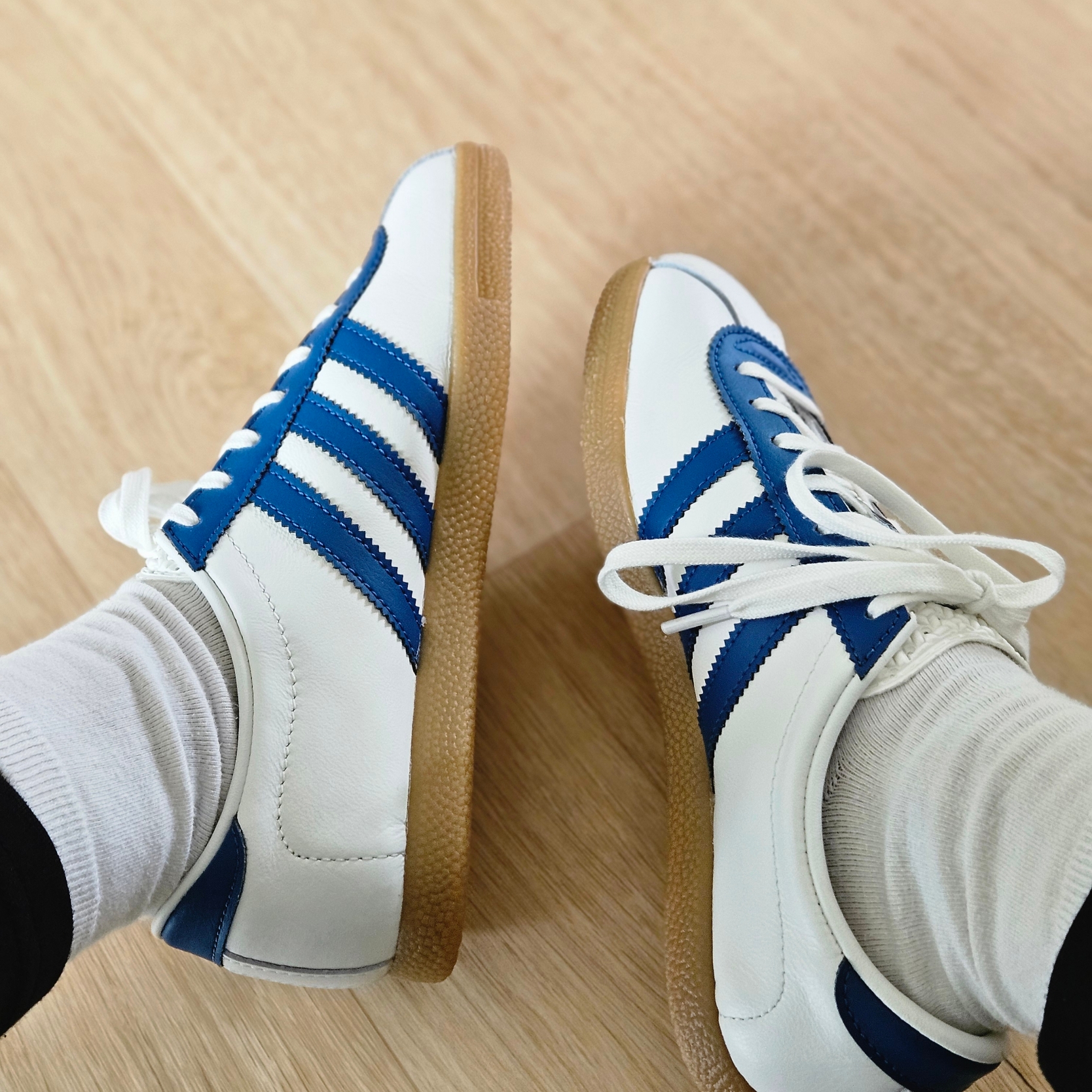 Adidas London Core White Dark Marine 착용 스타일 - 4