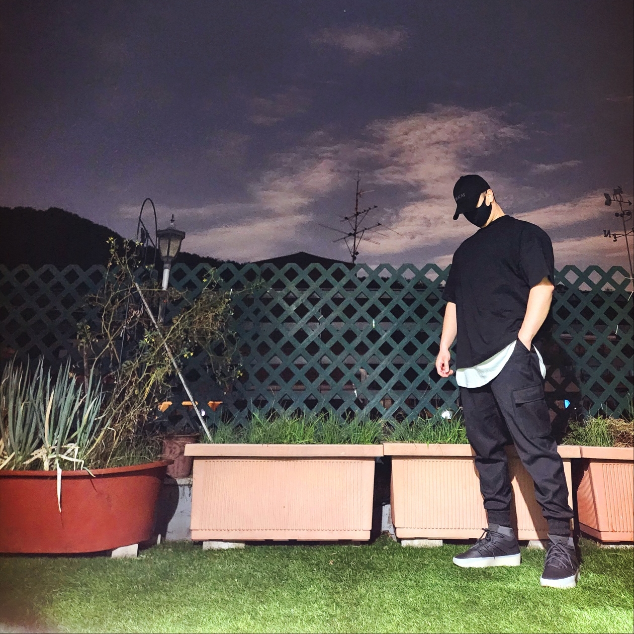 Juun.J Signature Cotton Twill Ballcap Black, Essentials Crewneck T-Shirt Jet Black - 24SS 착용 스타일 - 1