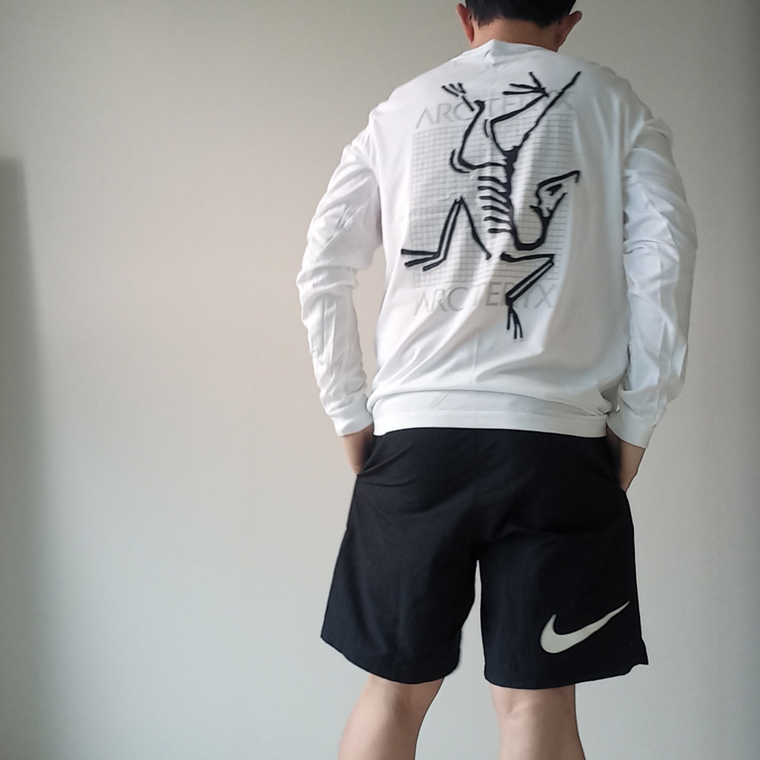 Arc'teryx Arc'Multi Bird Logo LS T-Shirt White Light, Nike x Stussy Shorts Black (FJ9167-010) 착용 스타일 - 4