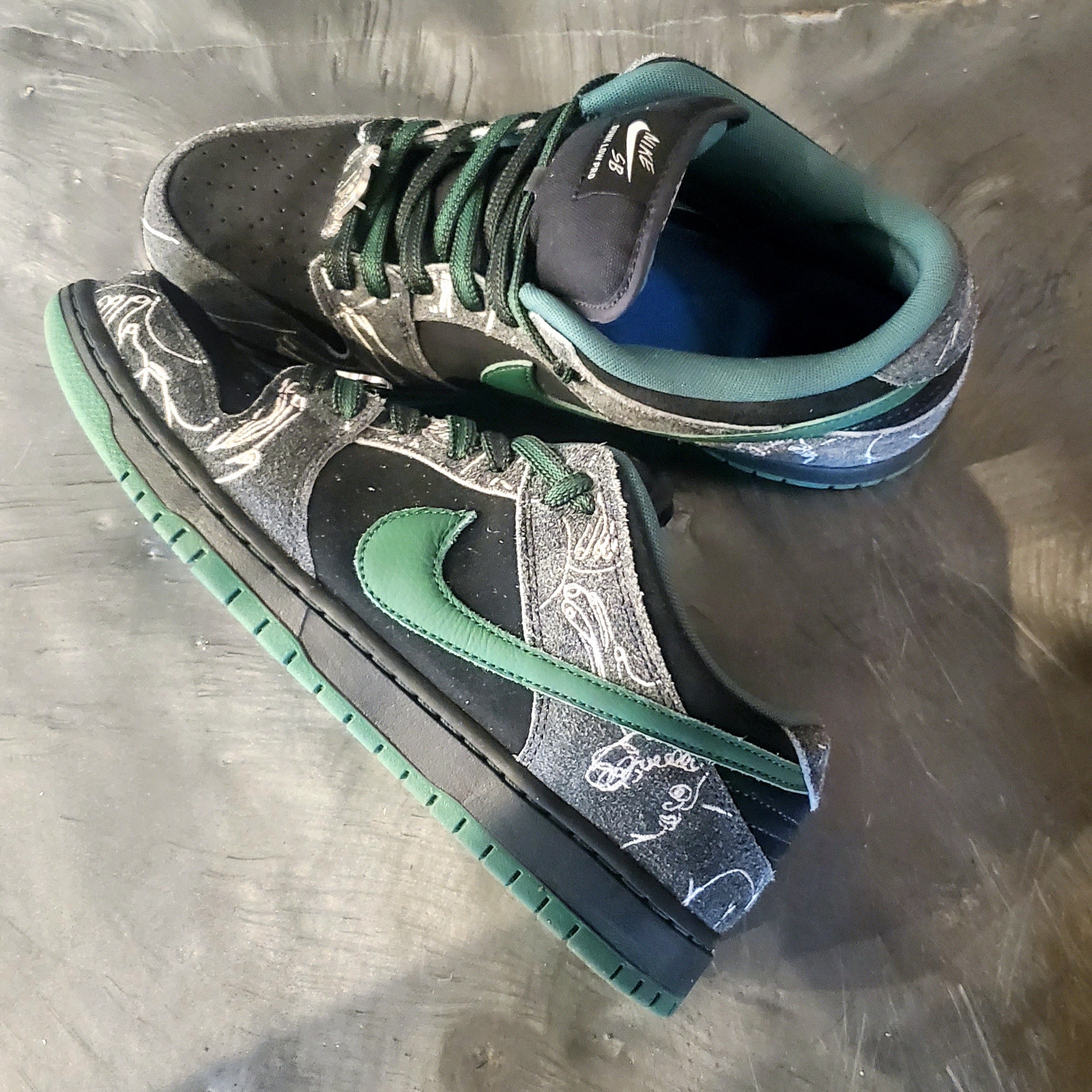 Nike x There SB Dunk Low Pro Anthracite and Gorge Green 착용 스타일