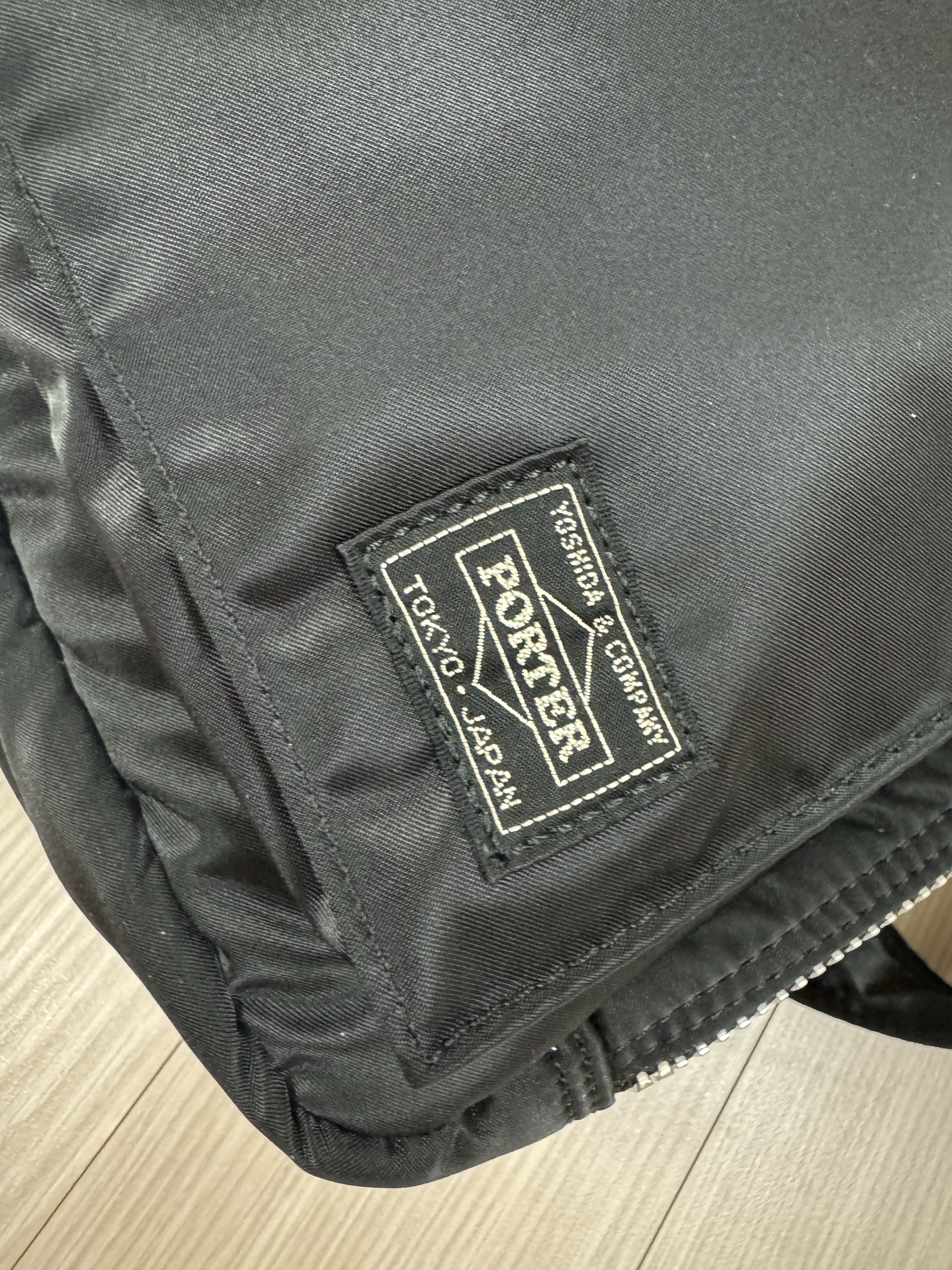 Porter Tanker 2Way Briefcase Black 착용 스타일 - 1