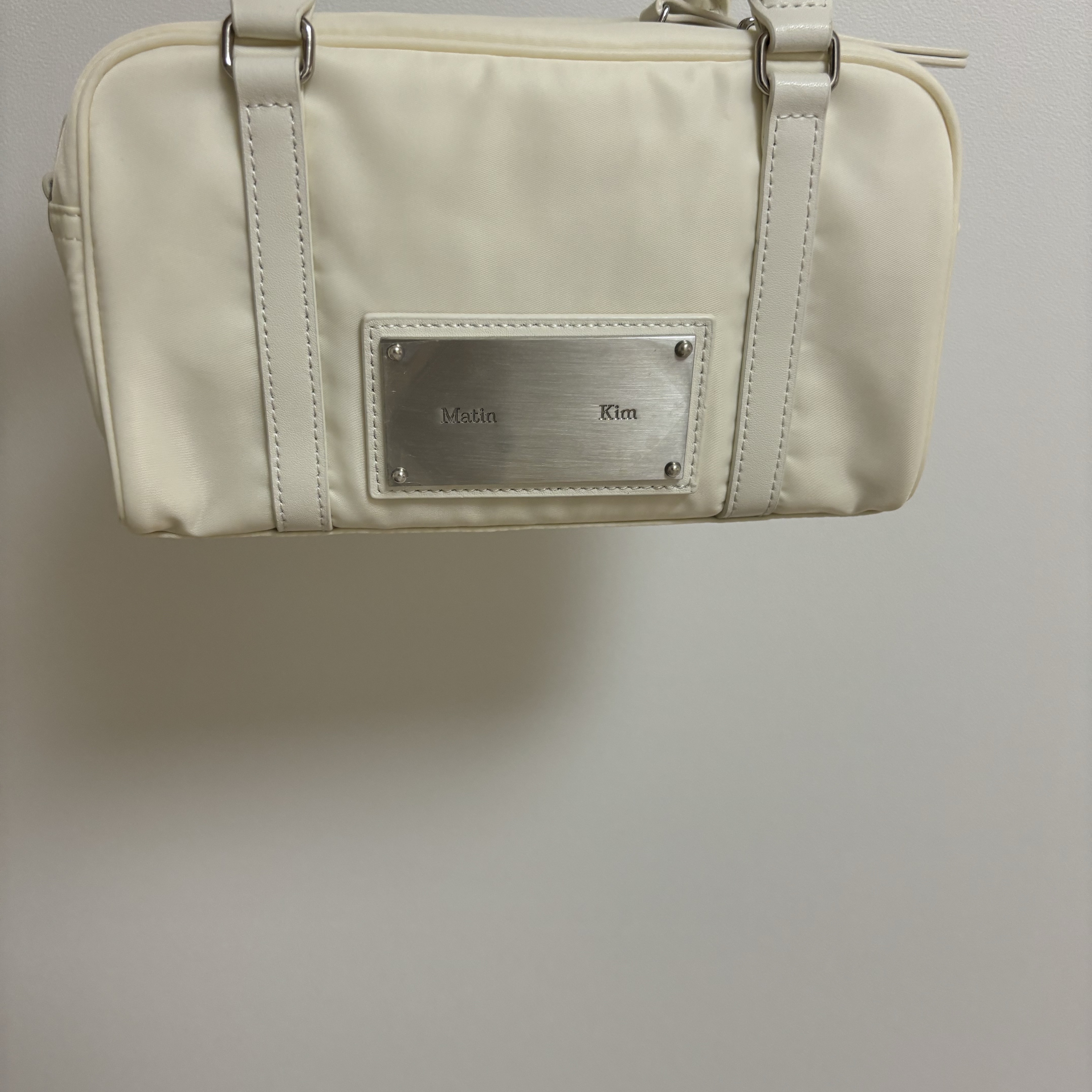 Matin Kim Baby Sporty Tote Bag Ivory 착용 스타일