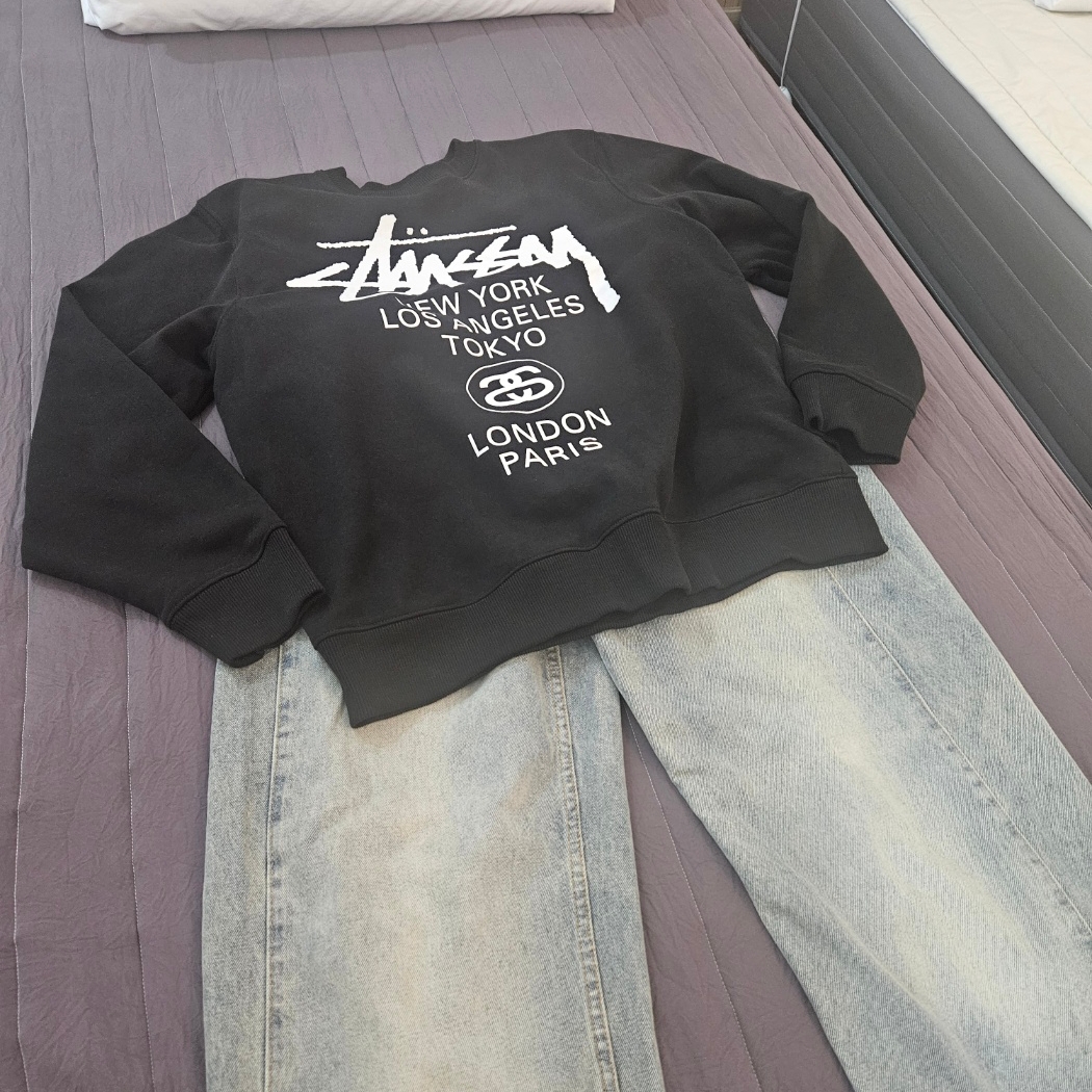 Stussy World Tour Crew Navy 2024 착용 스타일