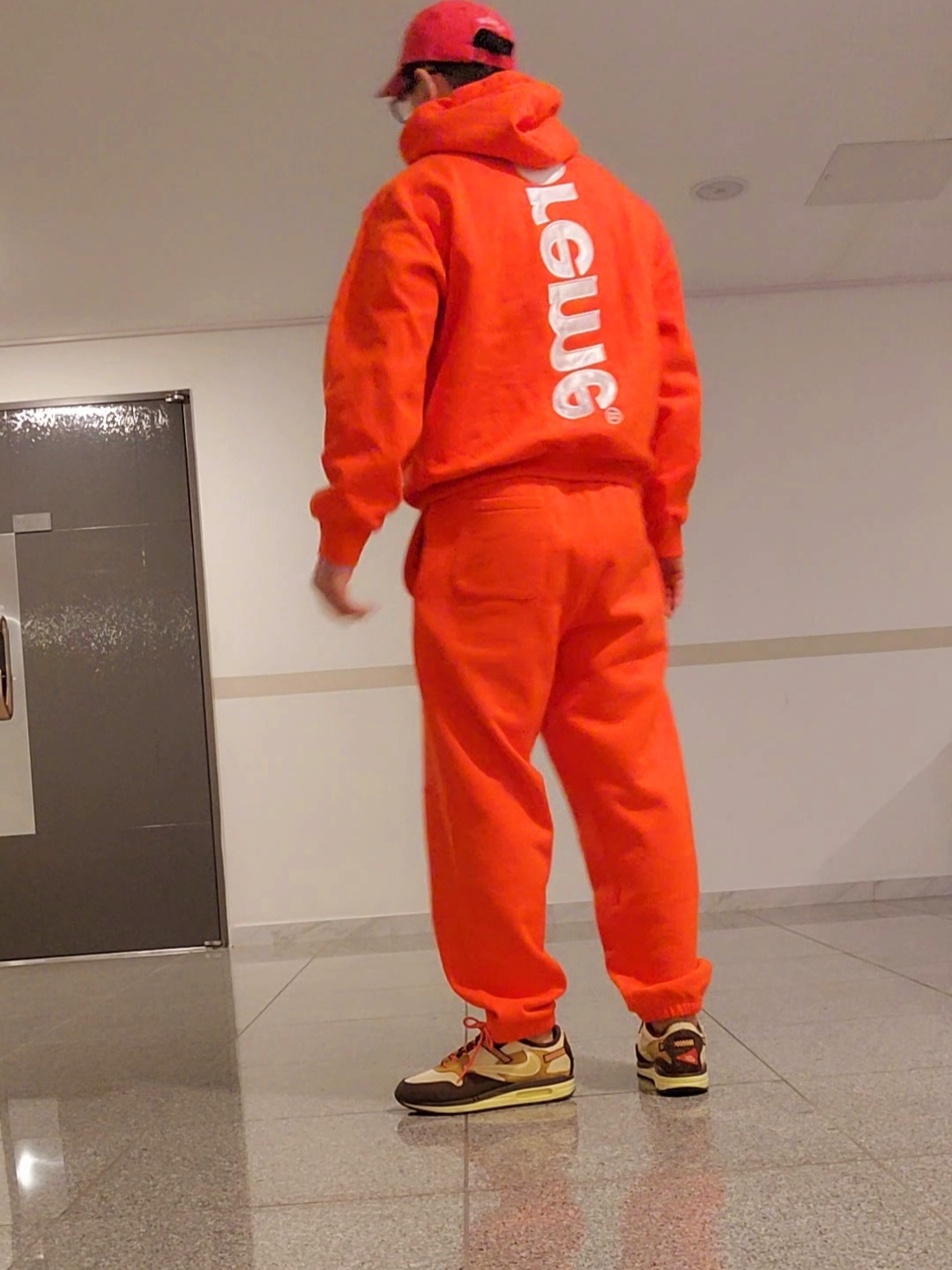 Supreme Satin Applique Hooded Sweatshirt Bright Orange - 24FW, Supreme Satin Applique Sweatpants Bright Orange - 24FW 착용 스타일 - 1