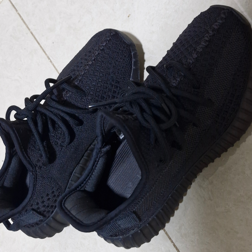 Adidas Yeezy Boost 350 V2 Onyx 착용 스타일