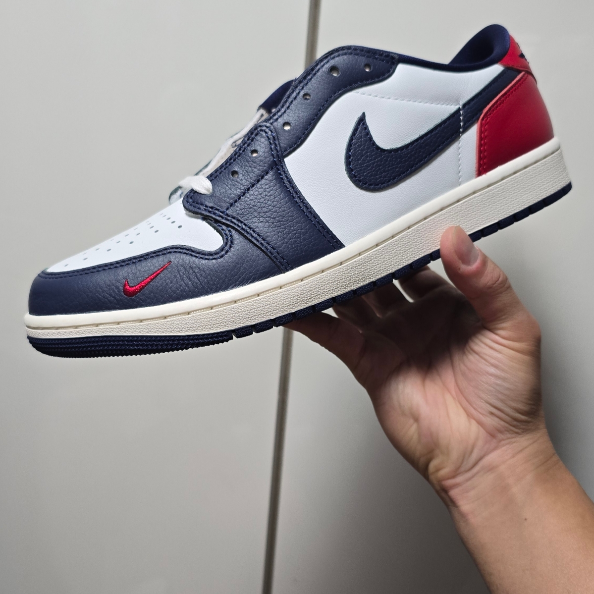 Jordan 1 Retro Low OG Gym Red and Midnight Navy 착용 스타일 - 1