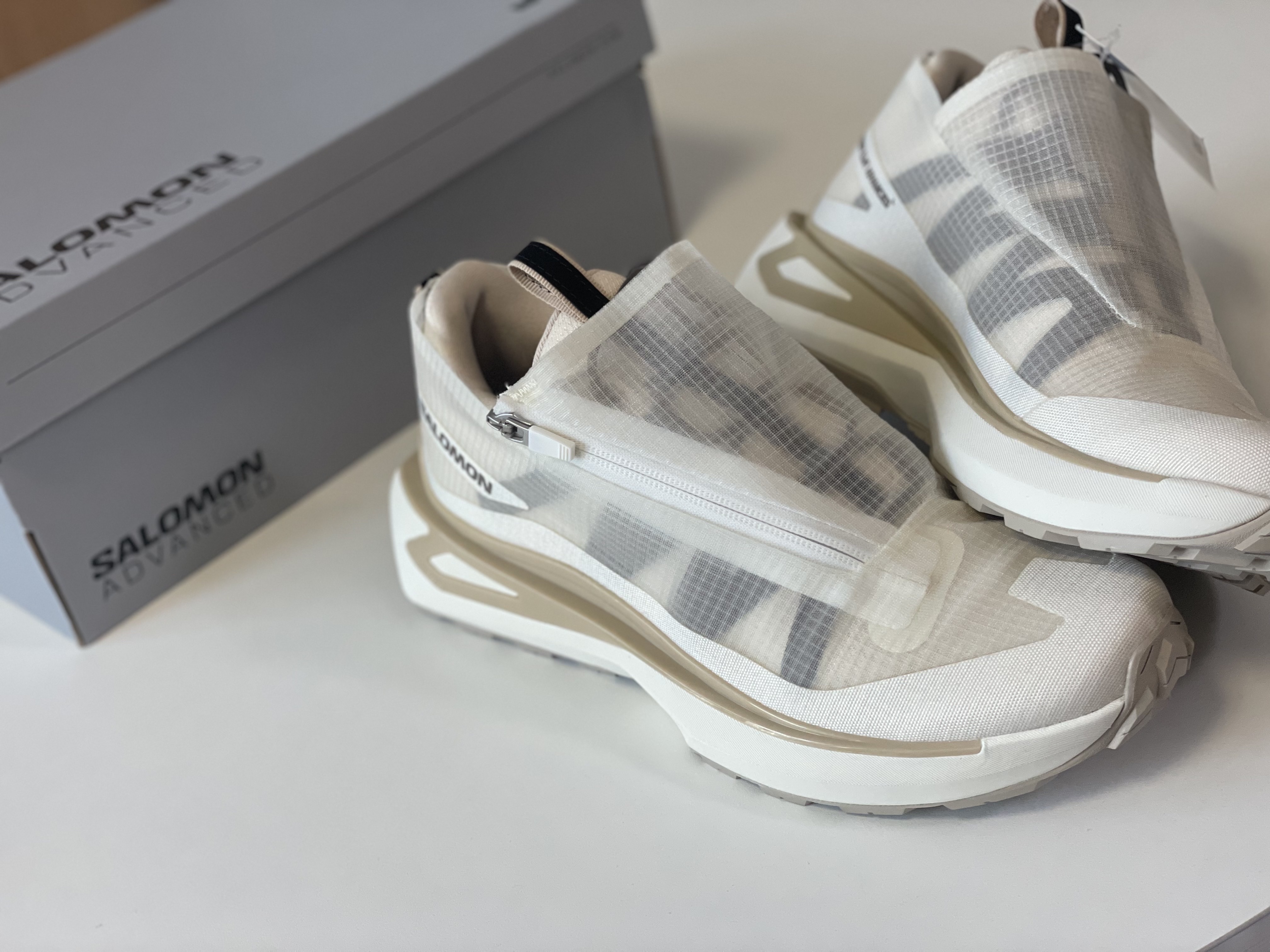 Salomon Odyssey ELMT Advanced Clear Vanilla Ice Bleached Sand, Salomon Odyssey ELMT Advanced Black Pewter 착용 스타일 - 1