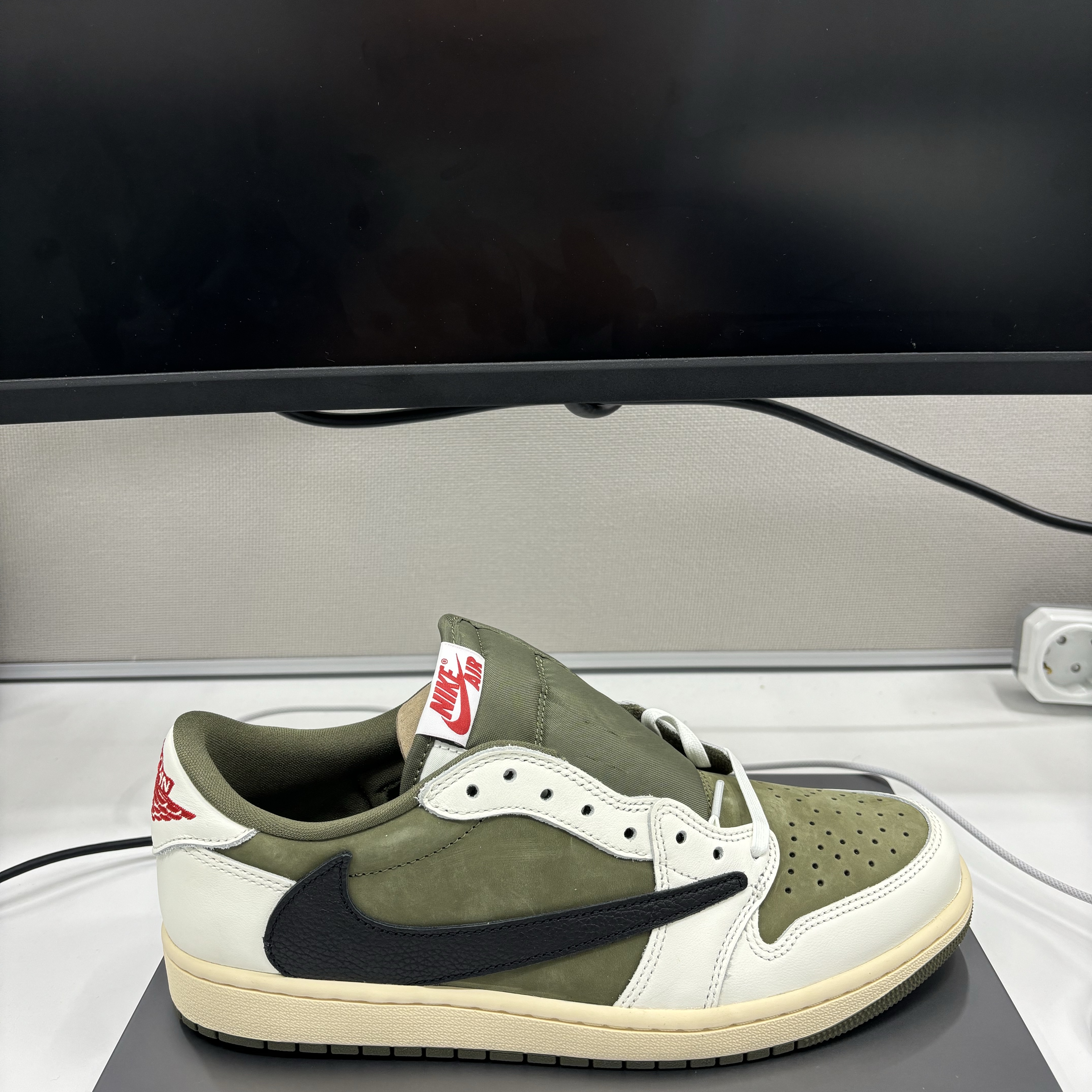Jordan 1 x Travis Scott Retro Low OG SP Reverse Olive 착용 스타일 - 3