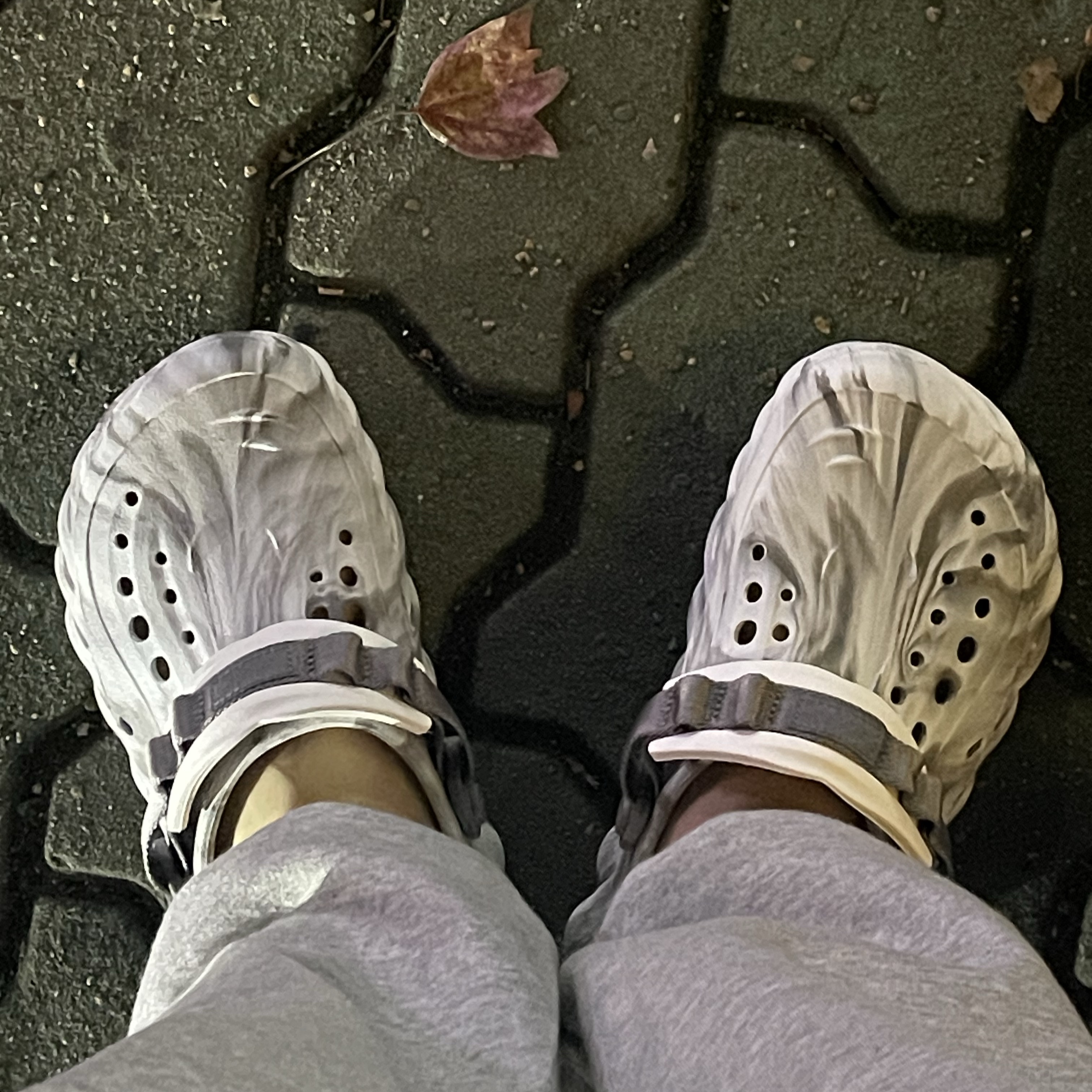 Crocs Echo Marbled Clog Moonlight Multi 착용 스타일