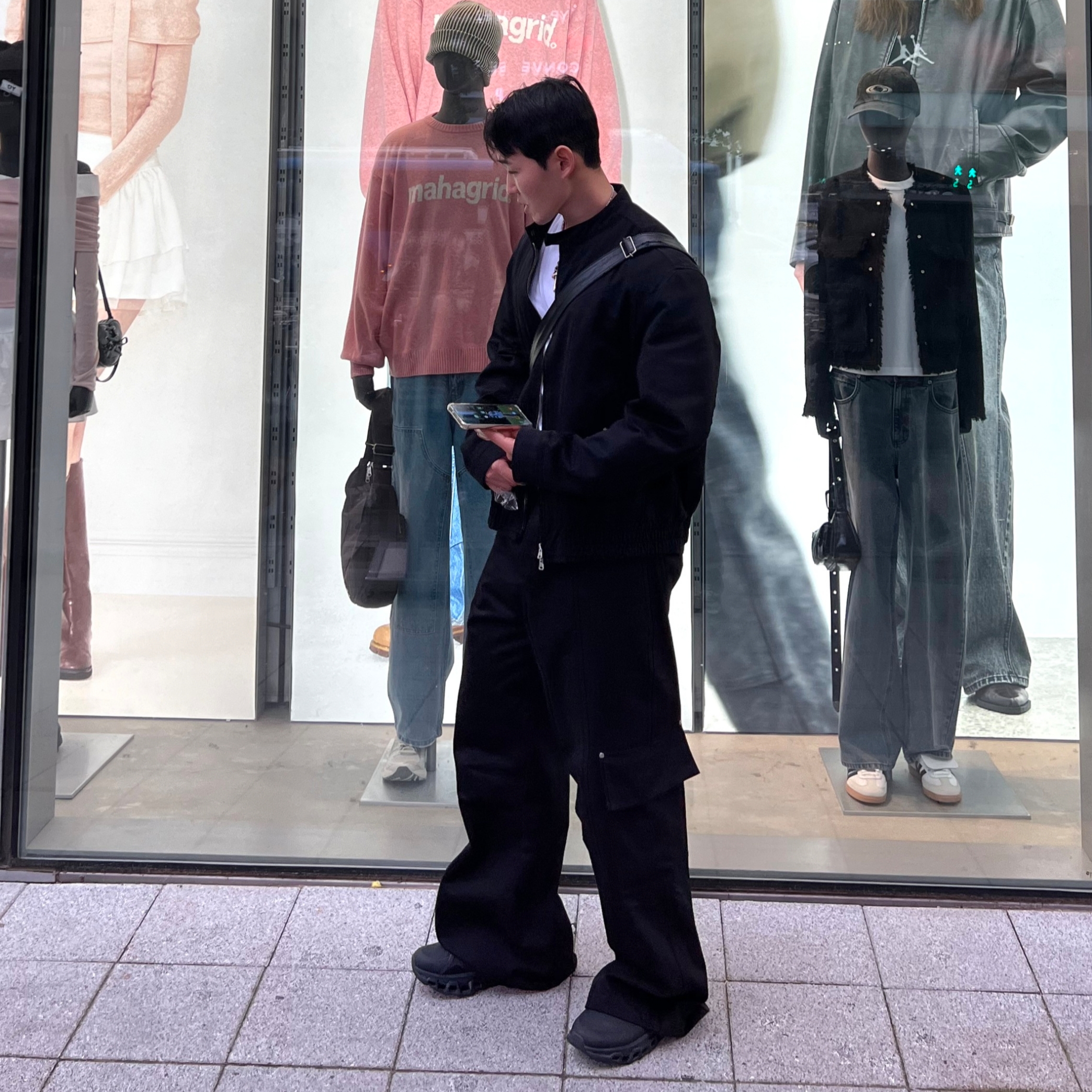 On Running x Post Archive Faction (Paf) Cloudmonster 2 Black Magnet, DIVEIN Jumbo Cargo Pants Black 착용 스타일 - 3