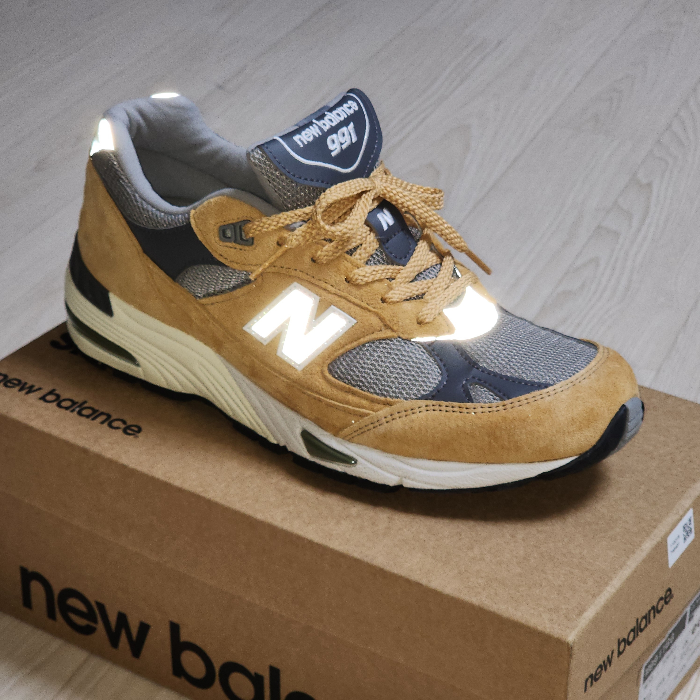 New Balance 991 Made in UK Tan Grey 착용 스타일 - 2