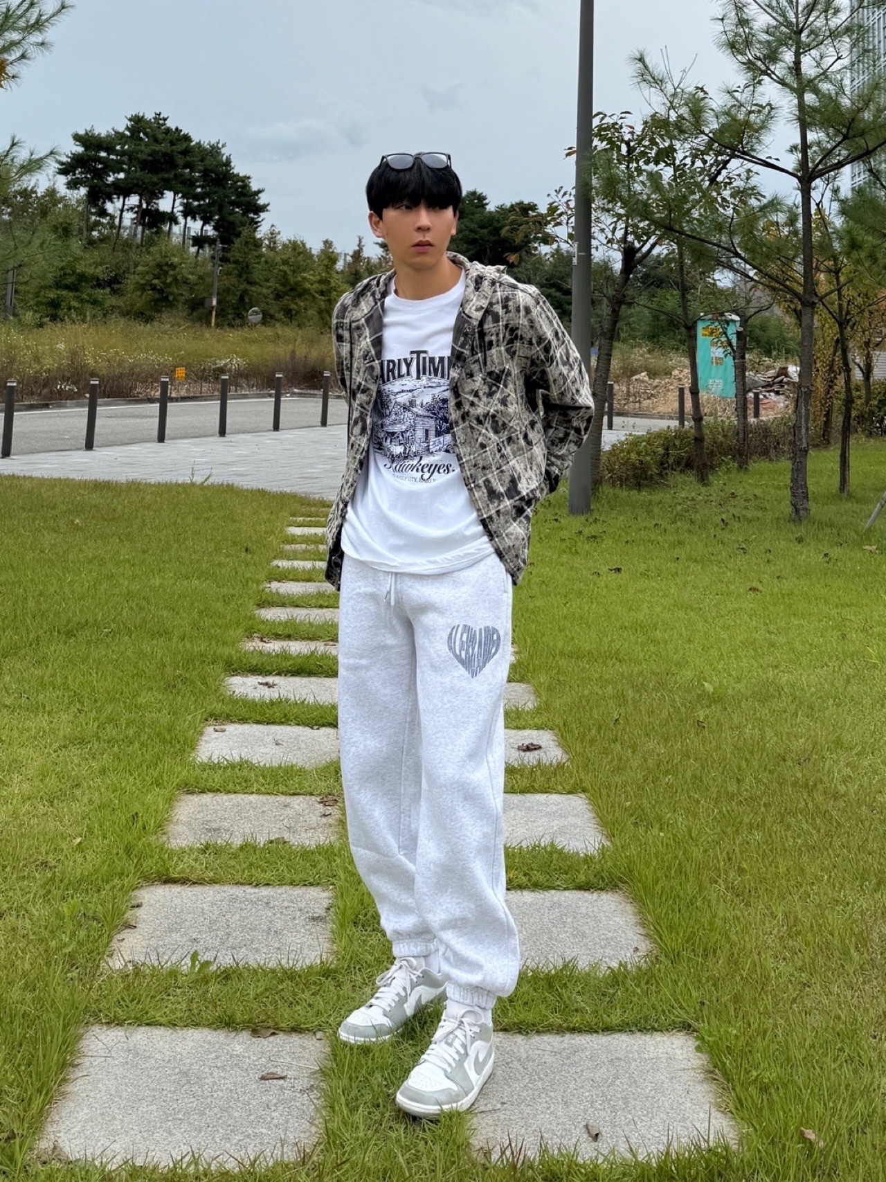 (W) Jordan 1 Low White Wolf Grey 착용 스타일 - 1