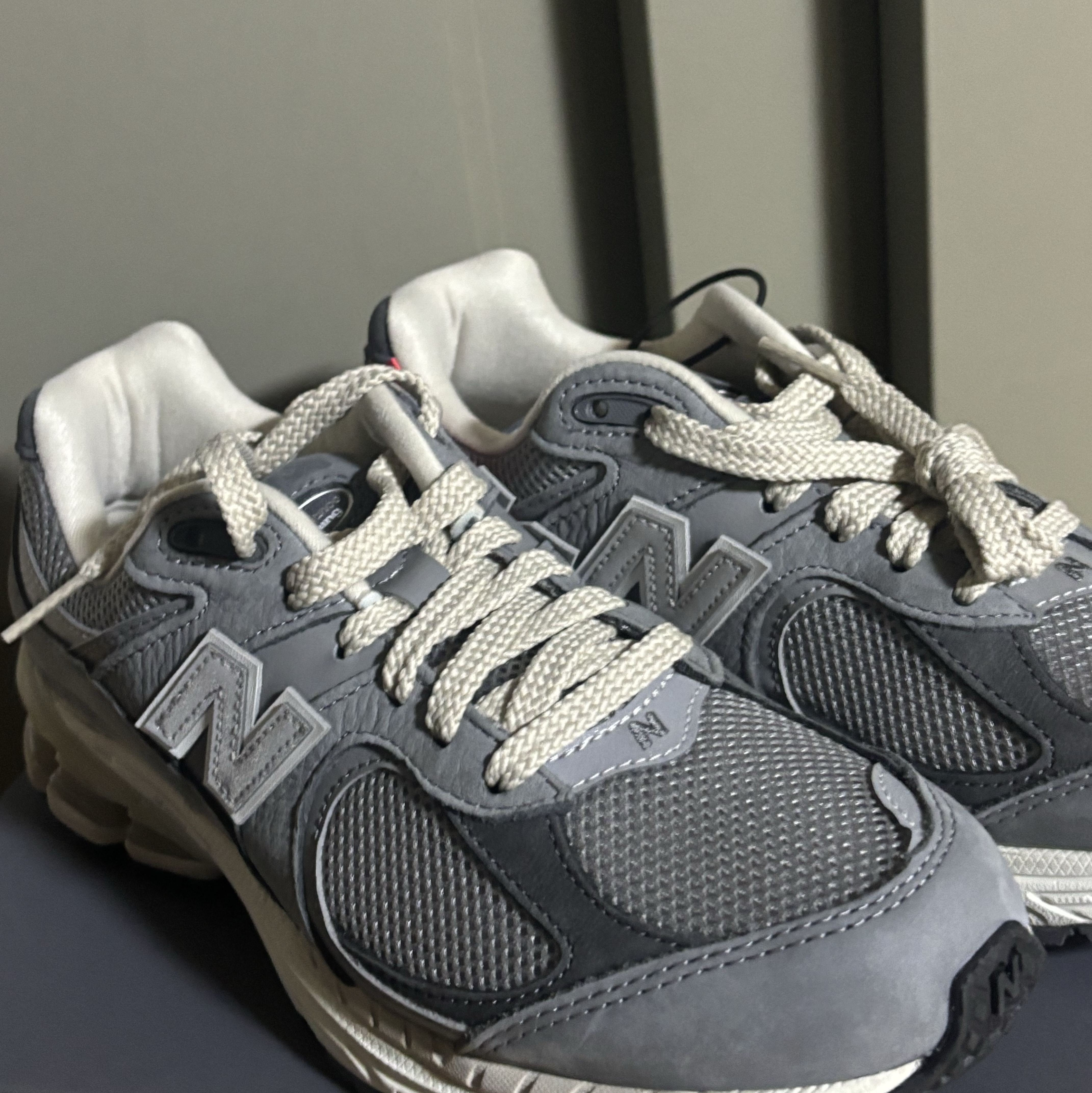 New Balance 2002R Premium Vintage Grey 착용 스타일 - 2