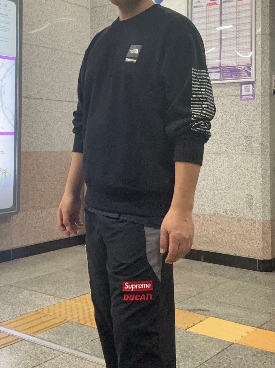 Supreme x Ducati Track Pants Black - 24SS, Supreme x The North Face Crewneck Black - 24SS 착용 스타일
