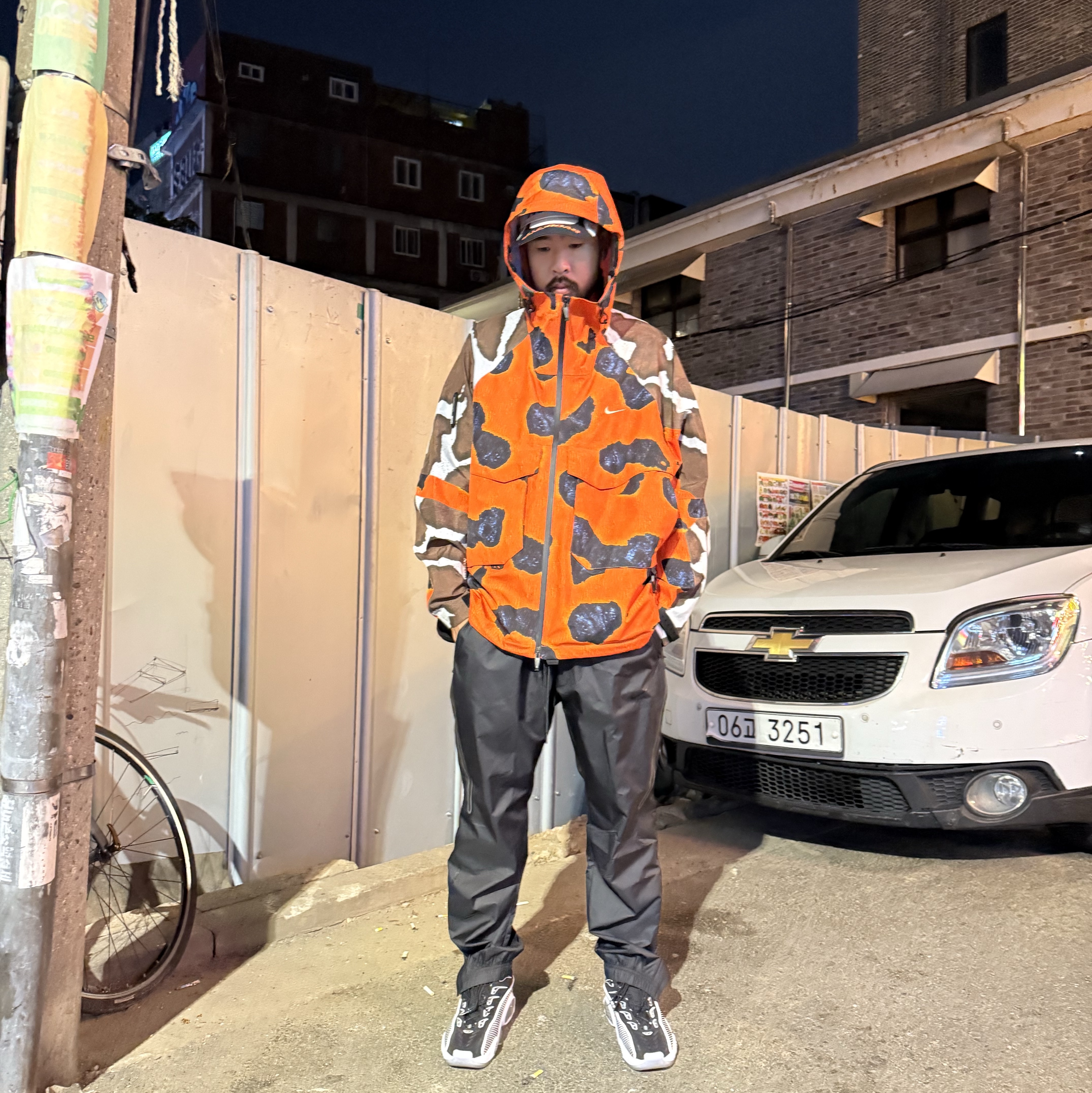 Nike x Drake Nocta Opal Deep Cover Gore-Tex Jacket Safety Orange (FZ3253-819), Nike x Drake Nocta Glide Black White Clear 착용 스타일