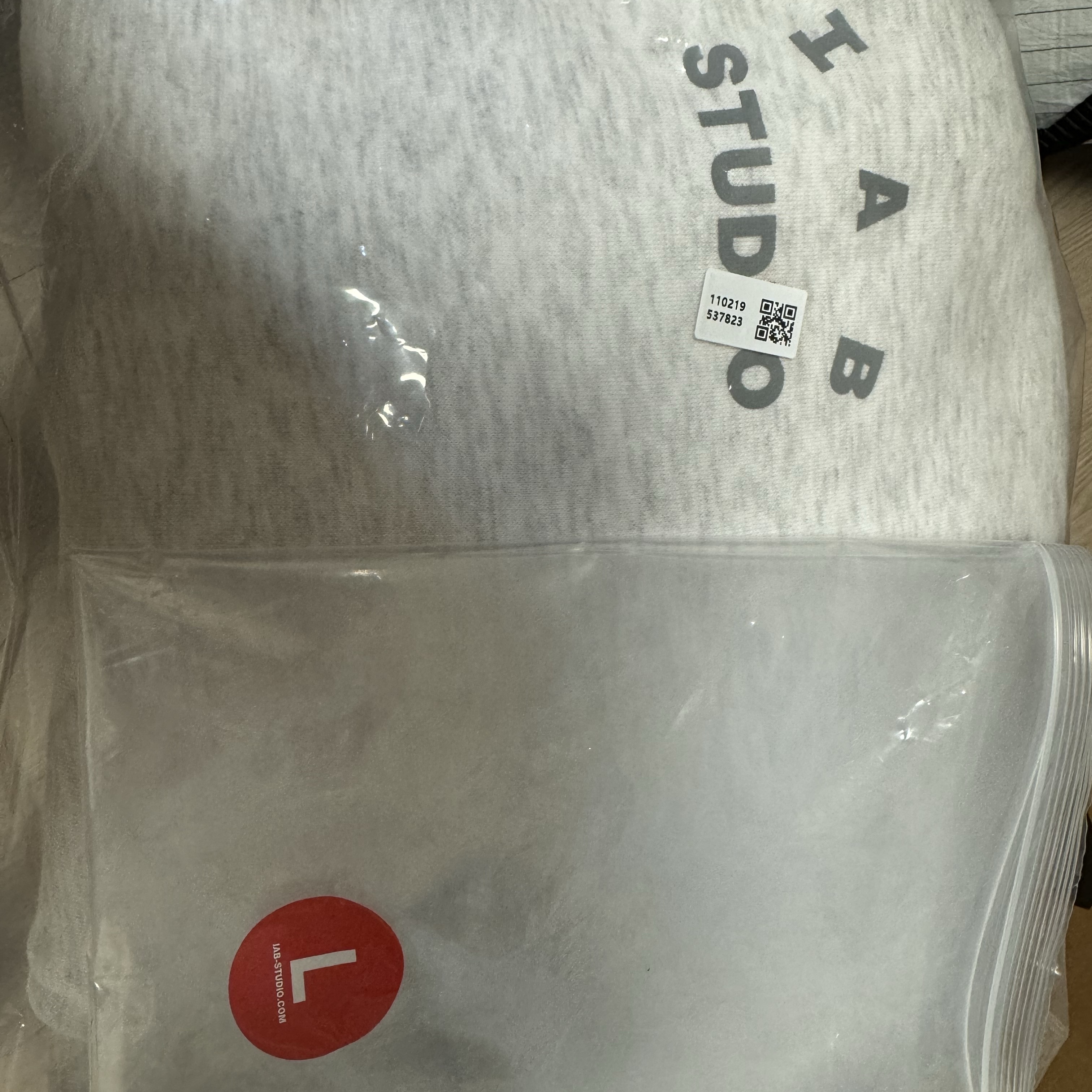 IAB Studio Hoodie Light Gray 착용 스타일