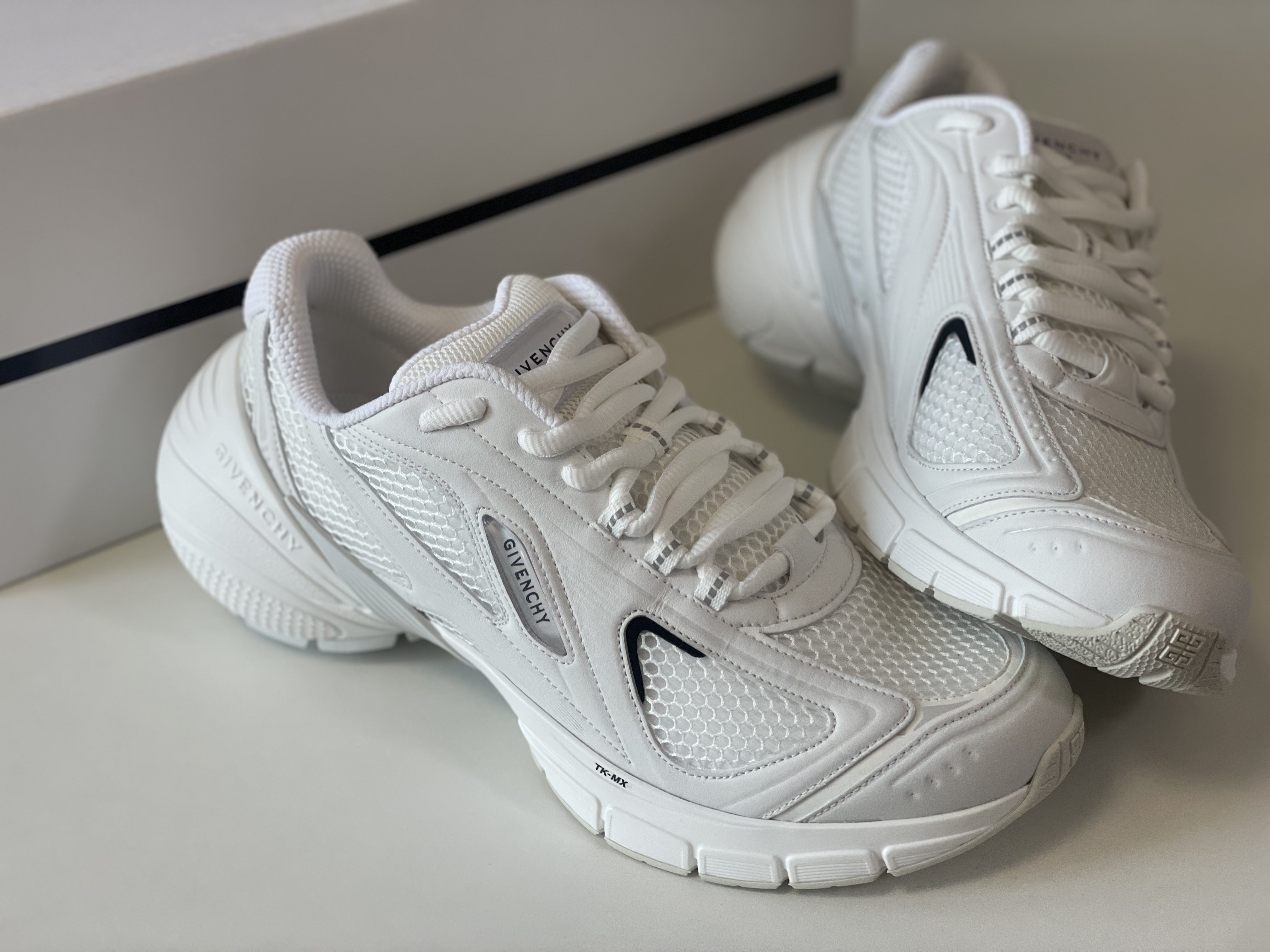 Givenchy TK-MX Runner Sneakers in Mesh Ivory, Givenchy TK-MX Runner Sneakers in Mesh Black 착용 스타일 - 2