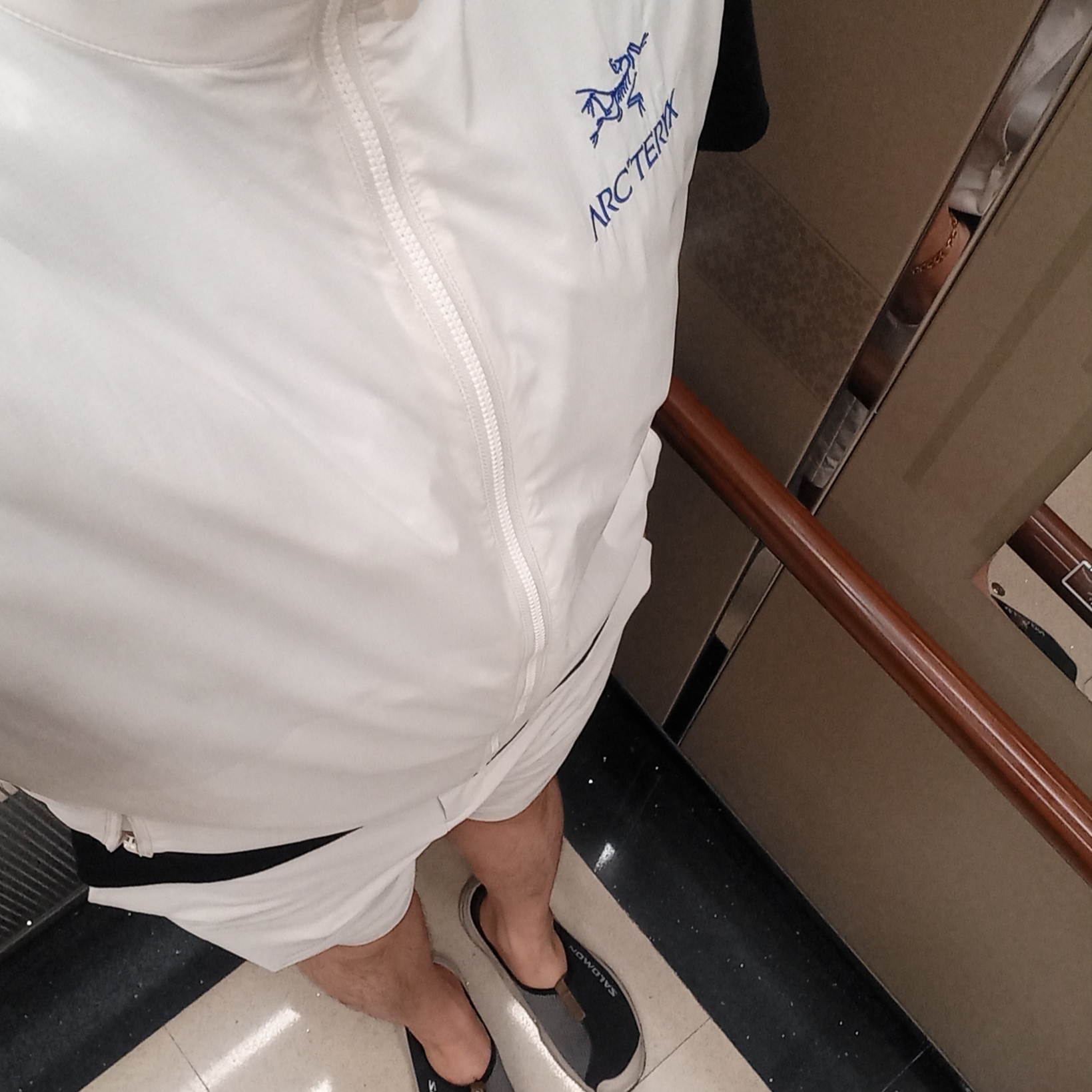 Arc'teryx Atom SL Vest Black, Arc'teryx Arc'Multi Bird Logo SS T-Shirt Black 착용 스타일 - 4