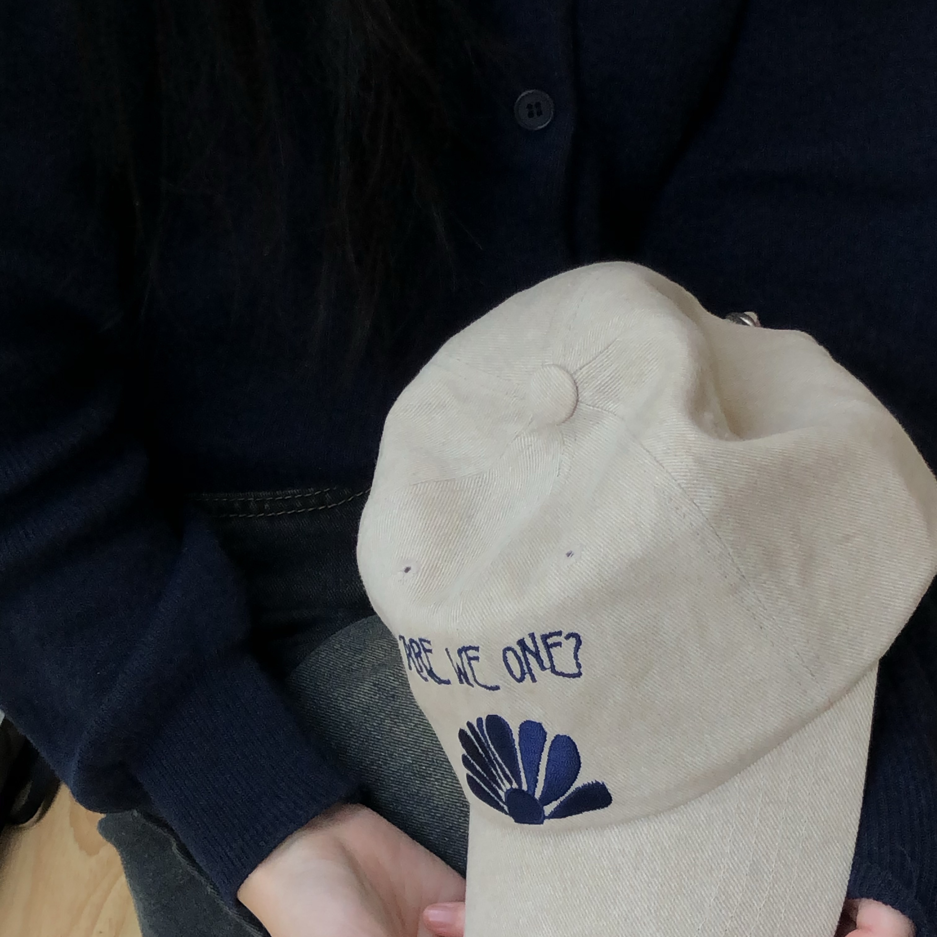 DVAN Daisy Rise Emb Ball Cap Beige 착용 스타일 - 2