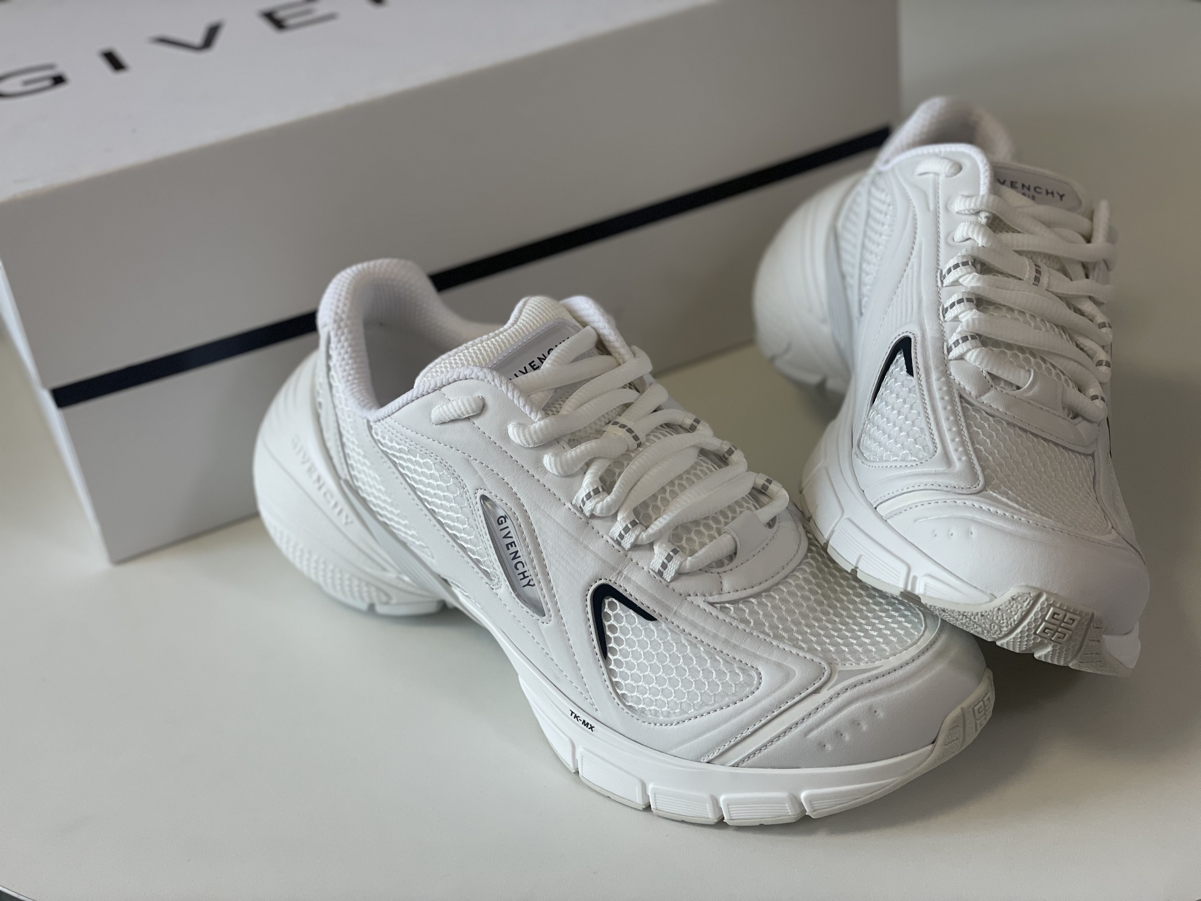 Givenchy TK-MX Runner Sneakers in Mesh Ivory, Givenchy TK-MX Runner Sneakers in Mesh Black 착용 스타일 - 4