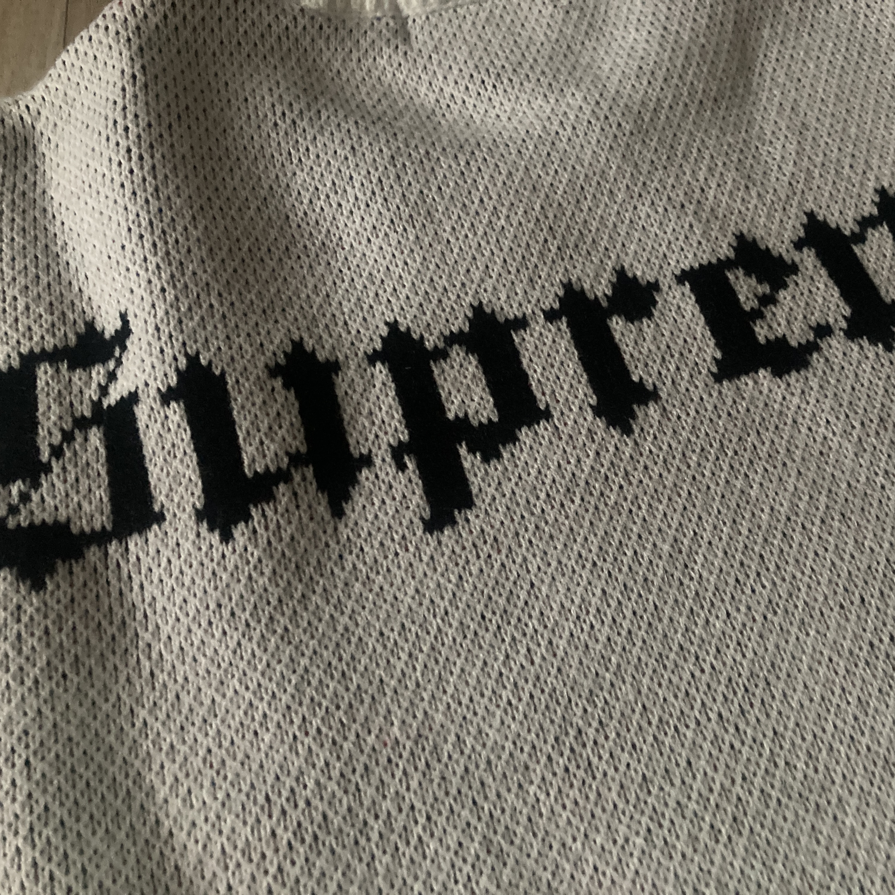 Supreme Snow White Sweater White - 24FW 착용 스타일 - 1