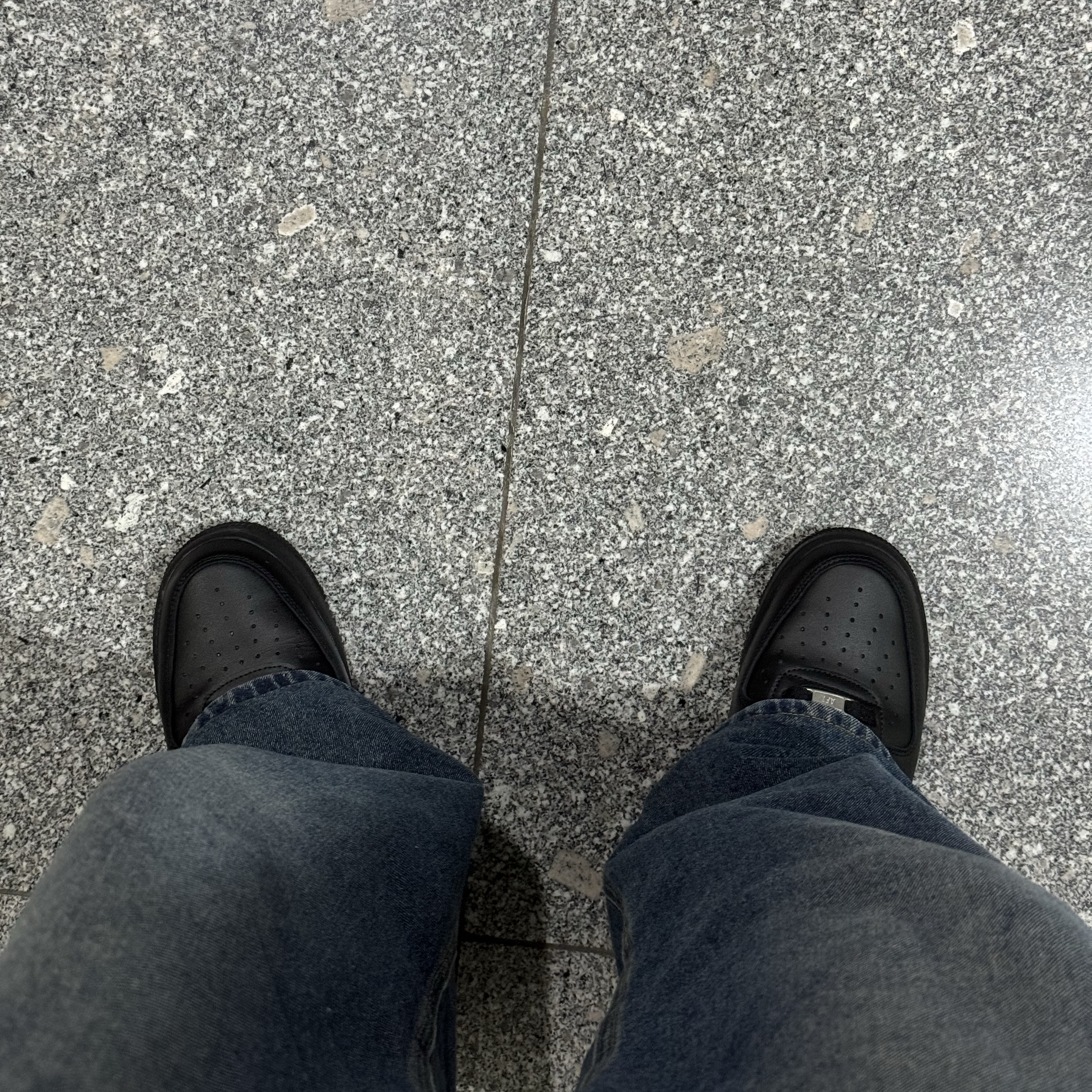 Nike Air Force 1 '07 Low Triple Black 착용 스타일