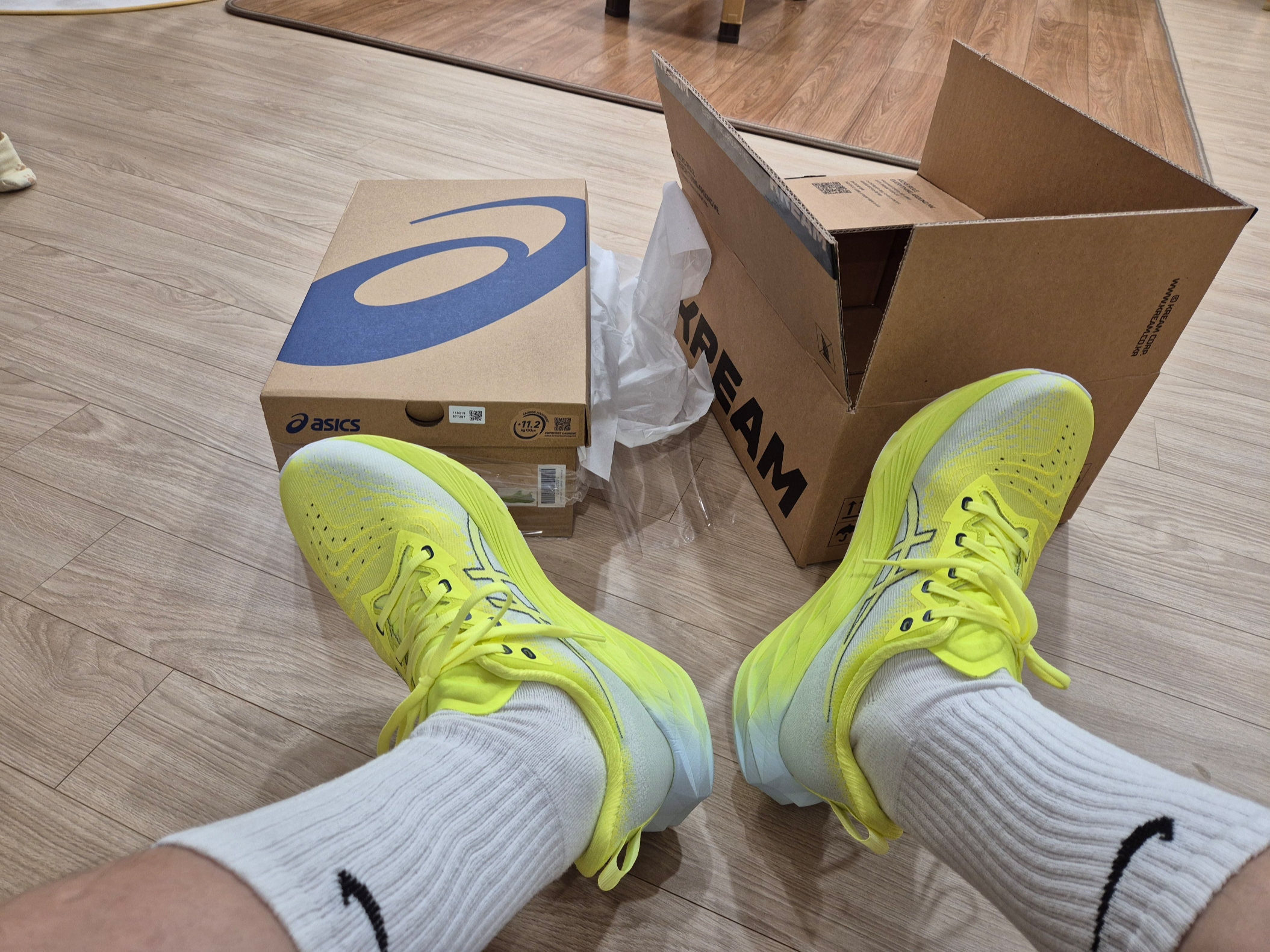 Asics Novablast 4 Safety Yellow Cool Grey 착용 스타일 - 1