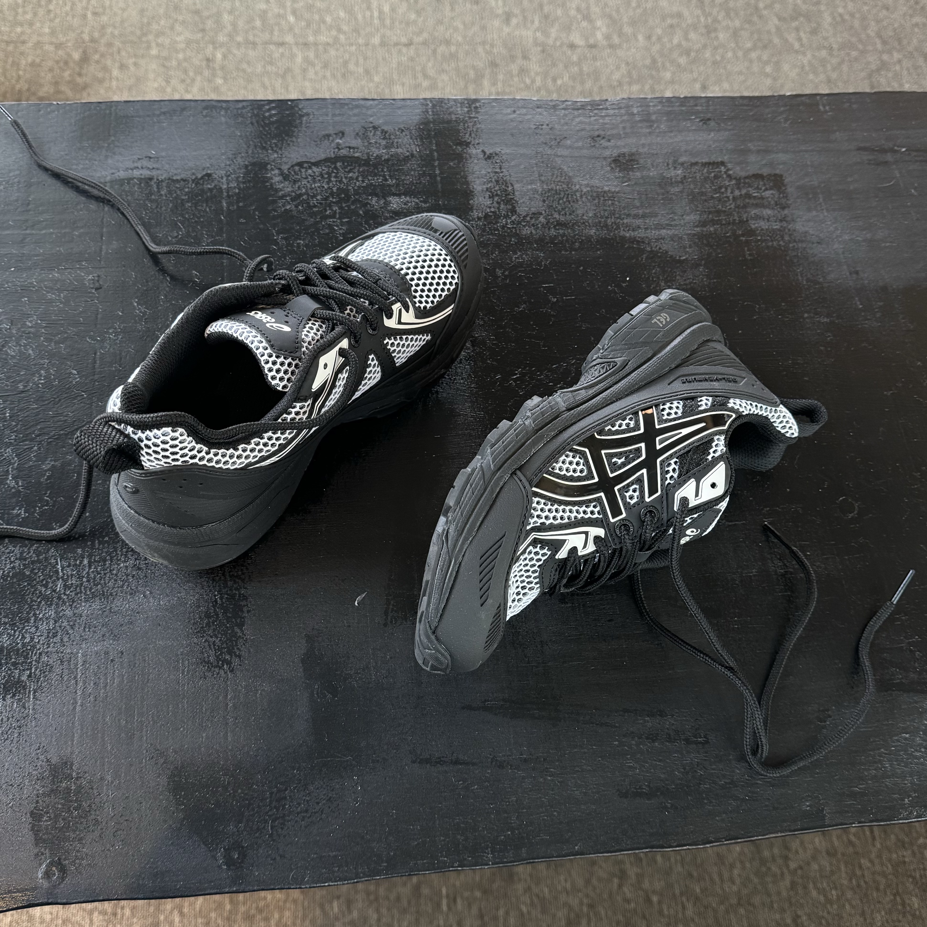 Asics Gel-Venture 6 Shield Black White 착용 스타일 - 5