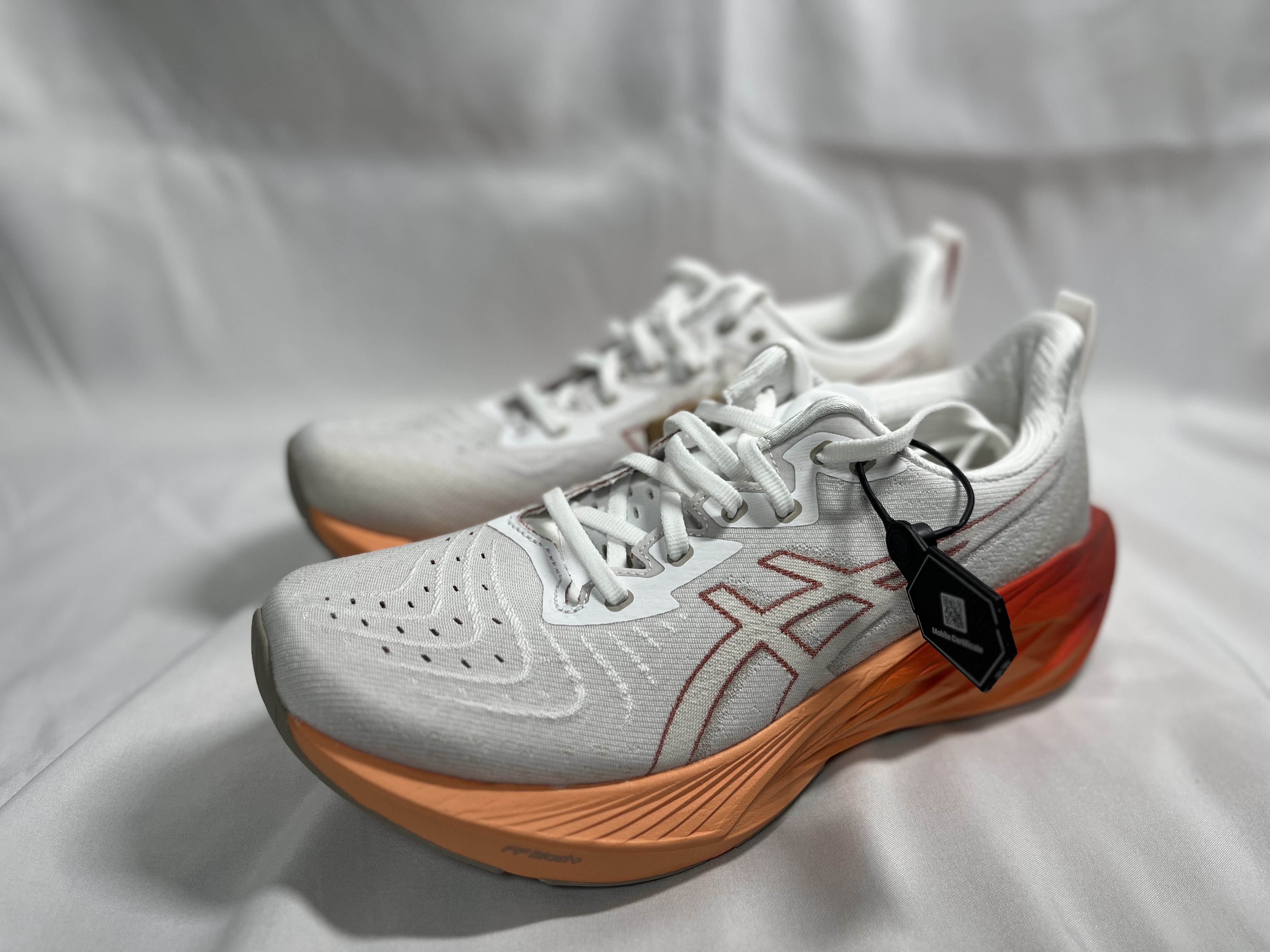 Asics Novablast 4 White Moonrock 착용 스타일 - 1
