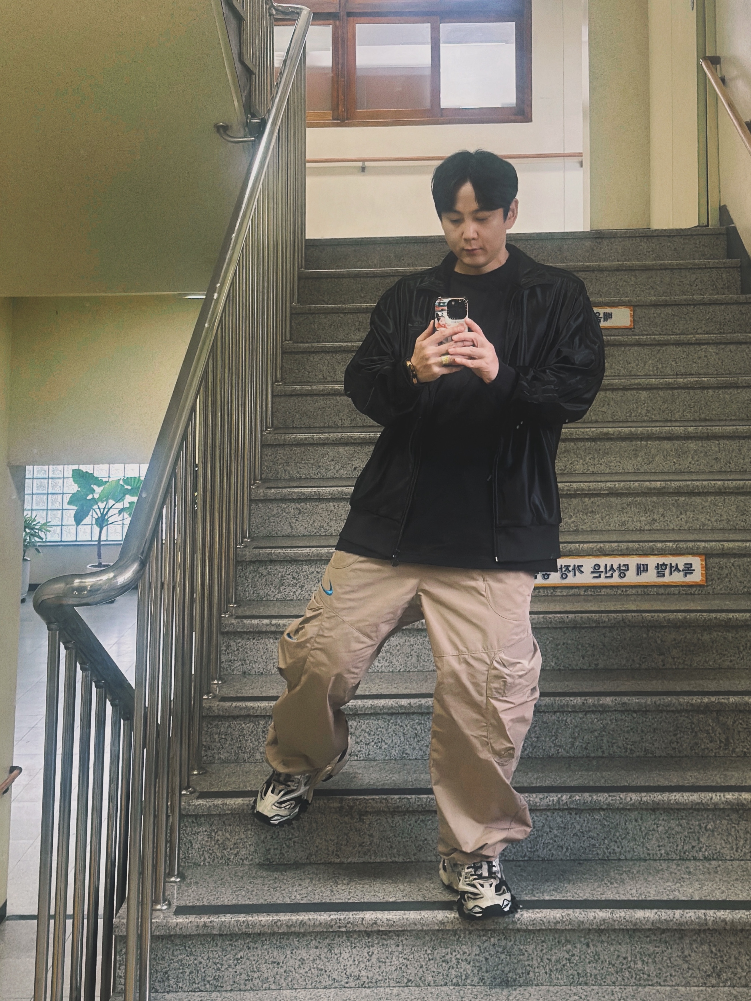 Adidas Q3 Oversized Track Top Black - KR Sizing, Nike x Off-White NRG Track Suit Khaki - Asia 착용 스타일
