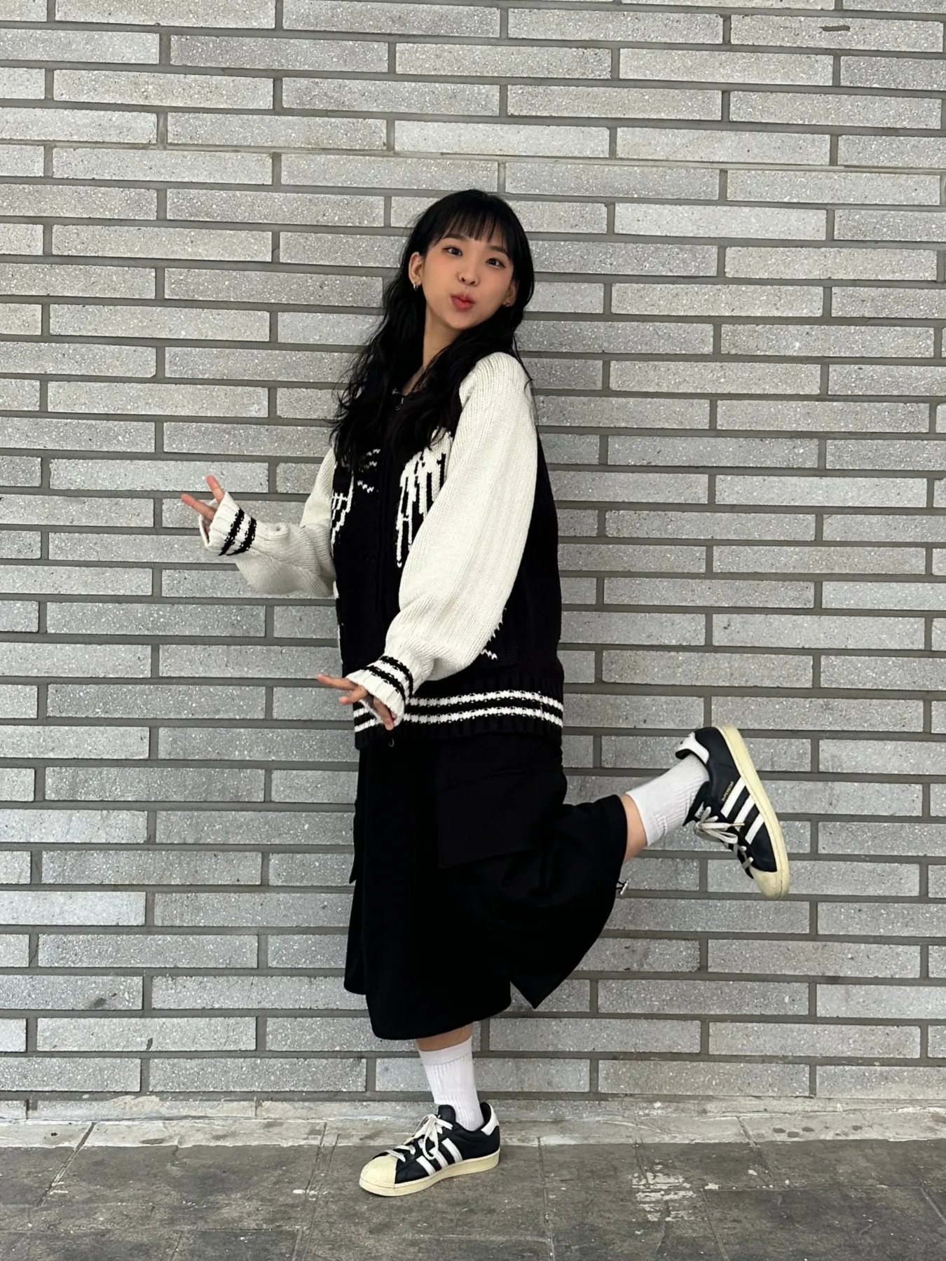Adidas Superstar Premium Black White 착용 스타일 - 1