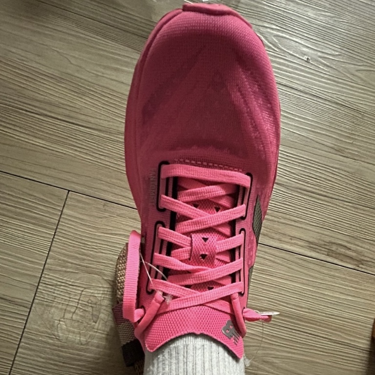 (W) New Balance FuelCell Rebel v4 Ultra Pink Black - D Wide 착용 스타일 - 3