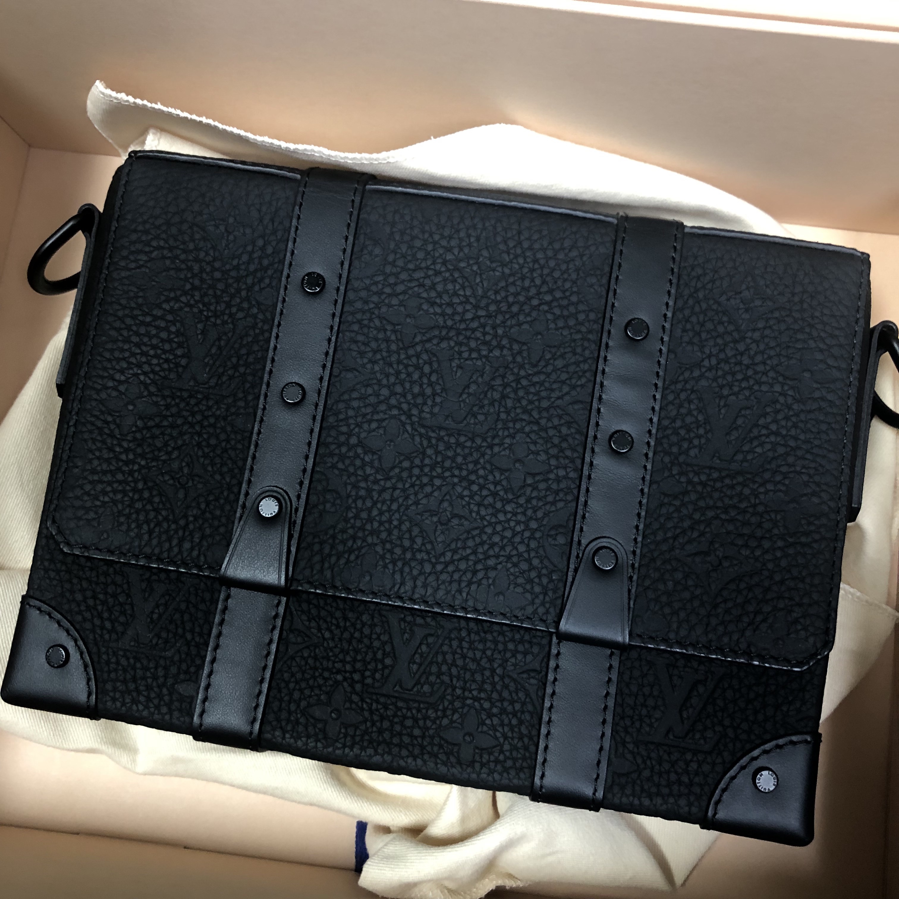 Louis Vuitton Trunk Messenger Taurillon Monogram Black 착용 스타일