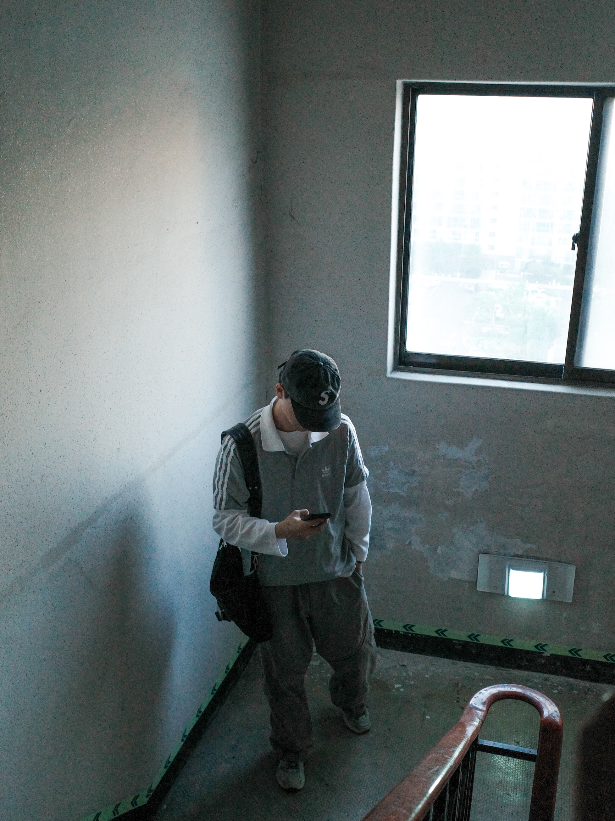 Supreme Pigment S Logo 6-Panel Black - 24FW, Sansan Gear Taped Pants Mud Khaki - 23SS 착용 스타일 - 2