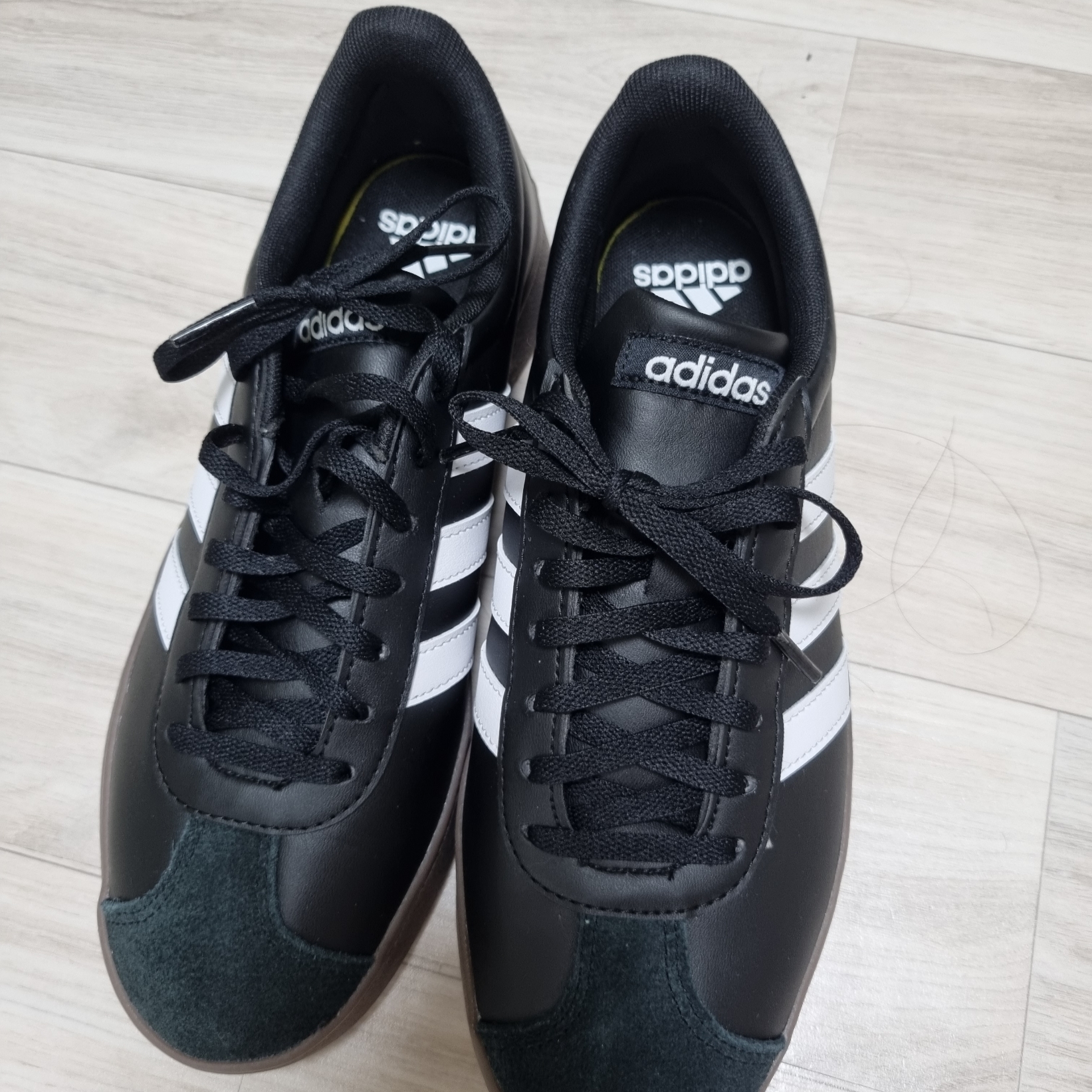 (W) Adidas VL Court Base Core Black Cloud White 착용 스타일