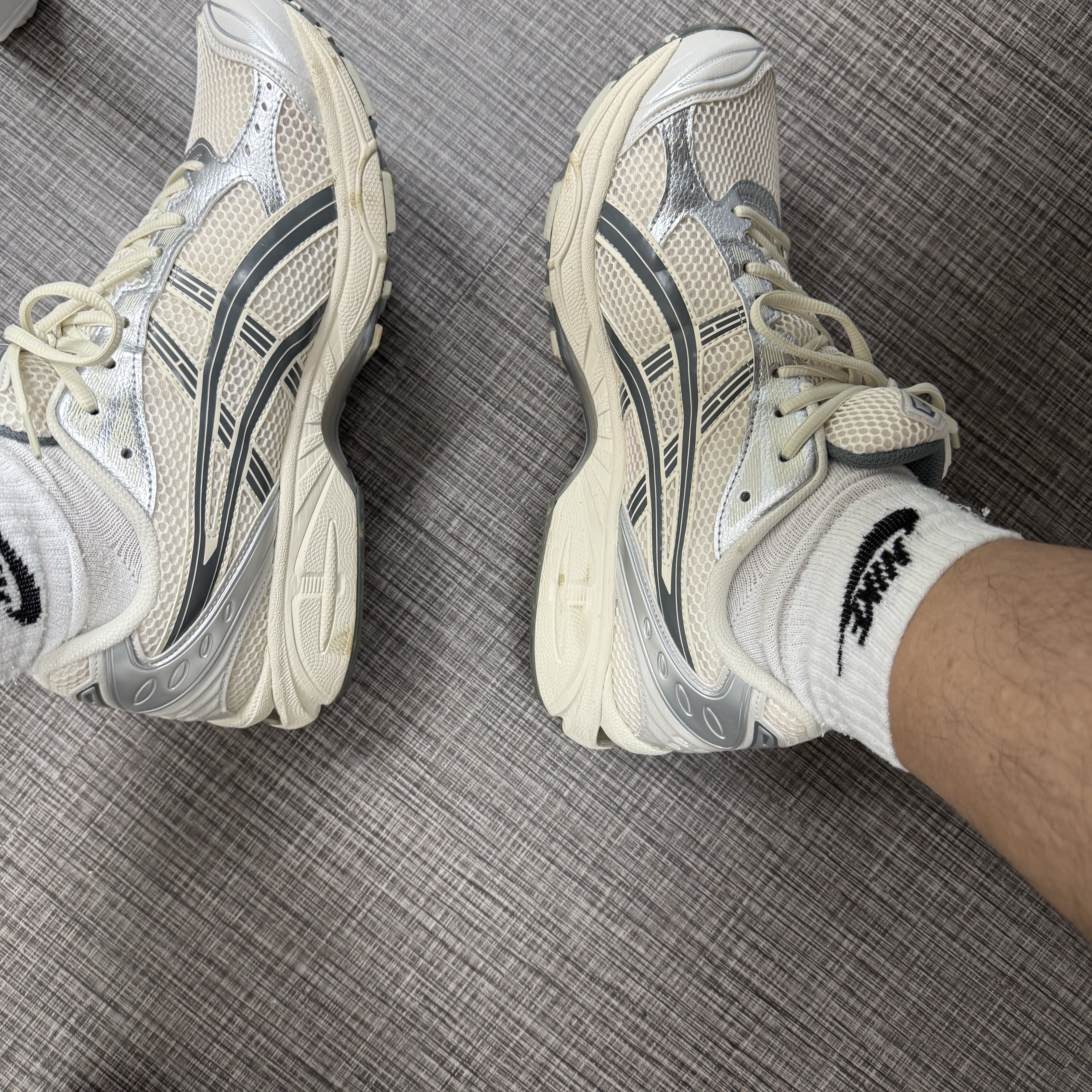 Asics Gel-Kayano 14 Birch Dark Pewter 착용 스타일