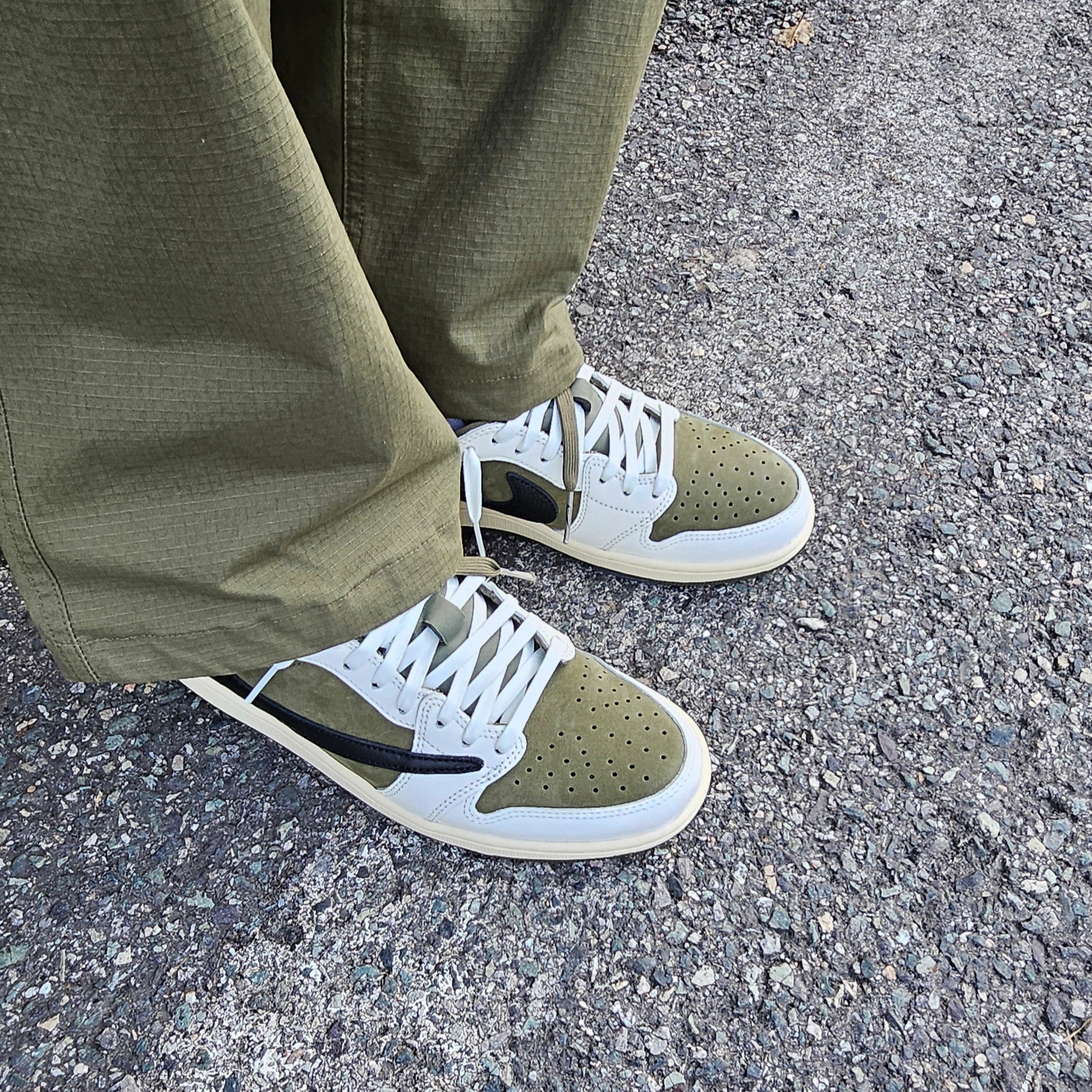 Jordan 1 x Travis Scott Retro Low OG SP Reverse Olive, Nike SB Kearny Skate Cargo Pants Medium Olive - Asia 착용 스타일 - 4
