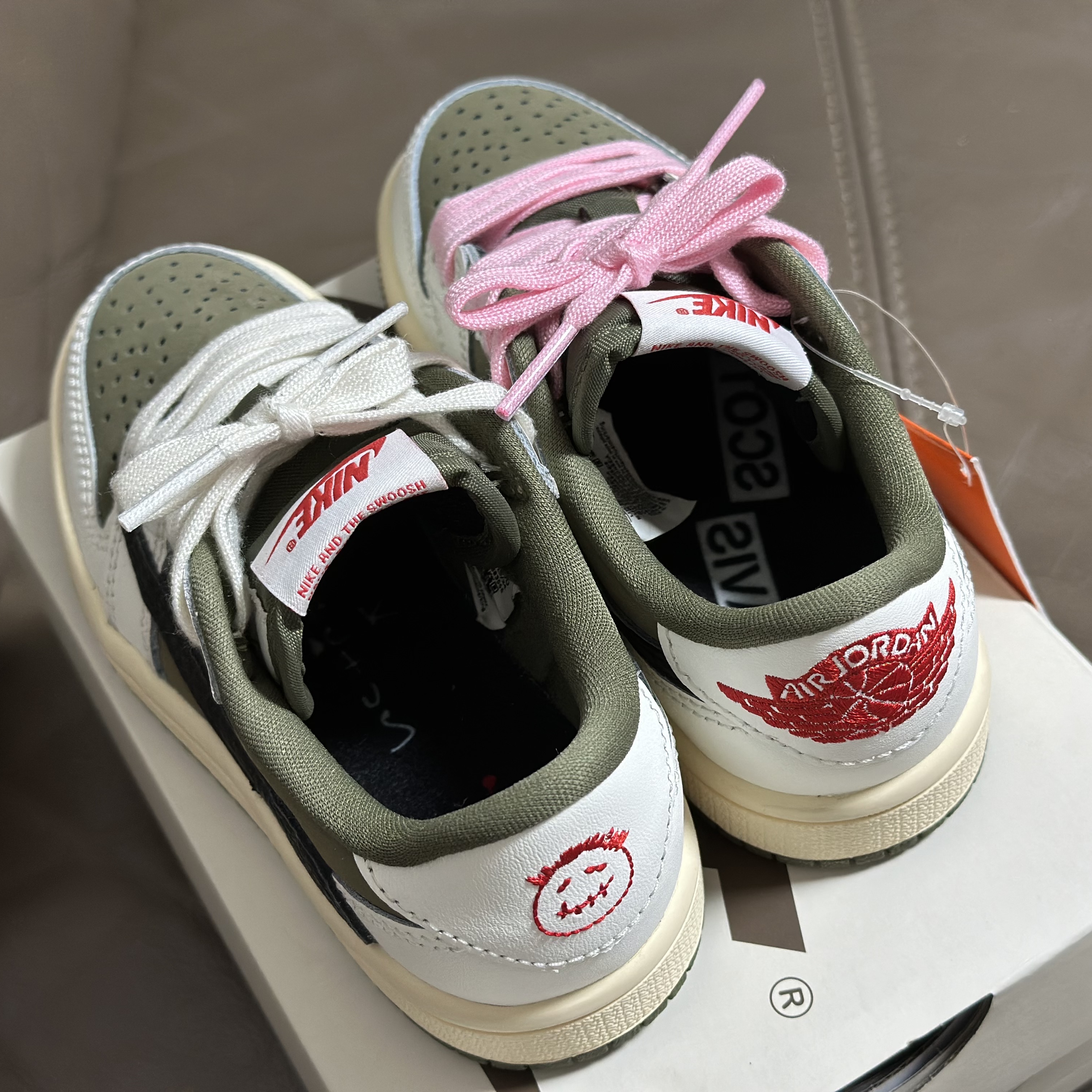 (PS) Jordan 1 x Travis Scott Retro Low OG SP Reverse Olive 착용 스타일 - 2