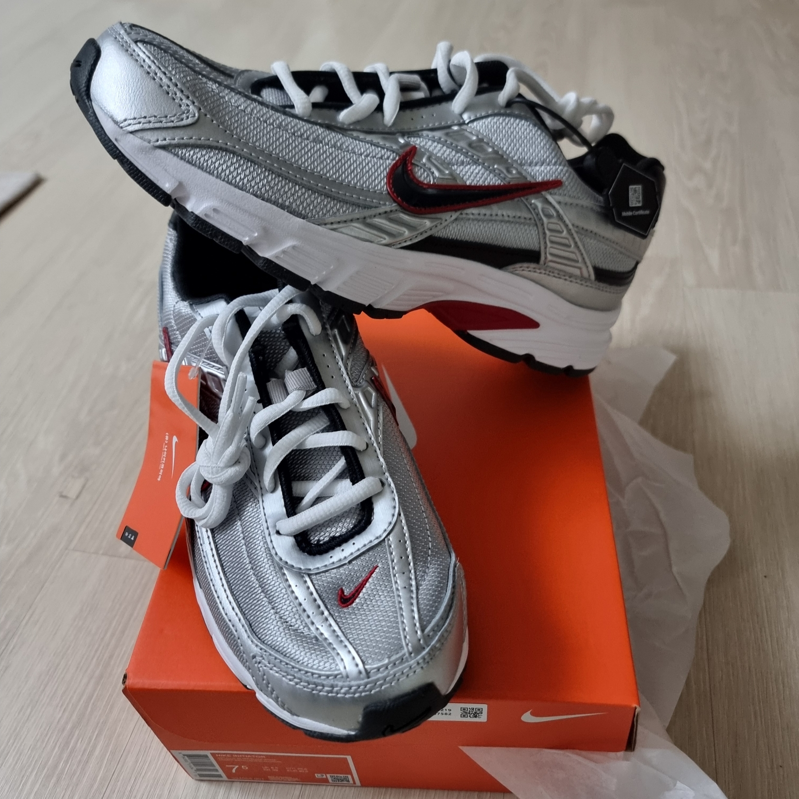Nike Initiator Metallic Silver Black 착용 스타일